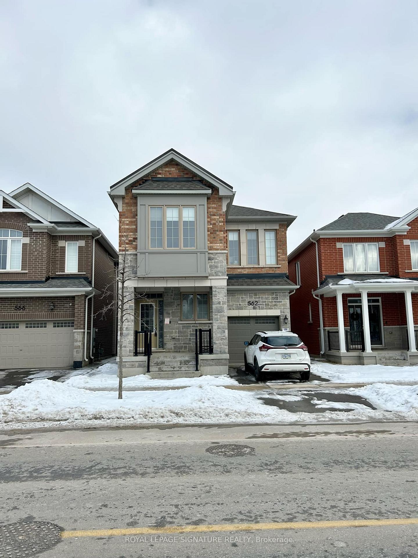 Front of 562 Kennedy Circle W