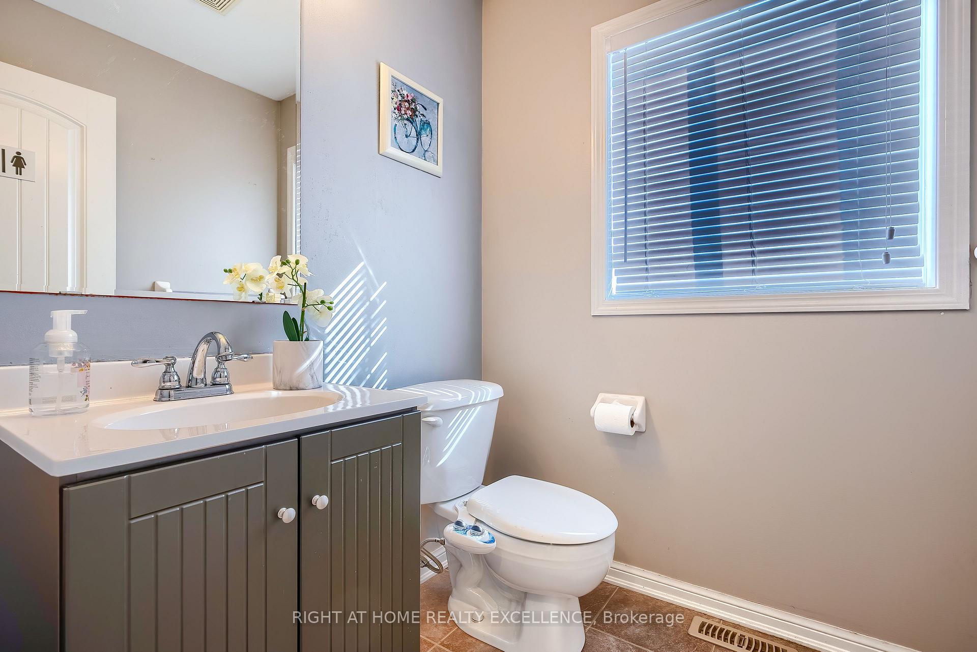 Photo 27 of 656 Brothers Crescent, Milton, Coates — HOMEH