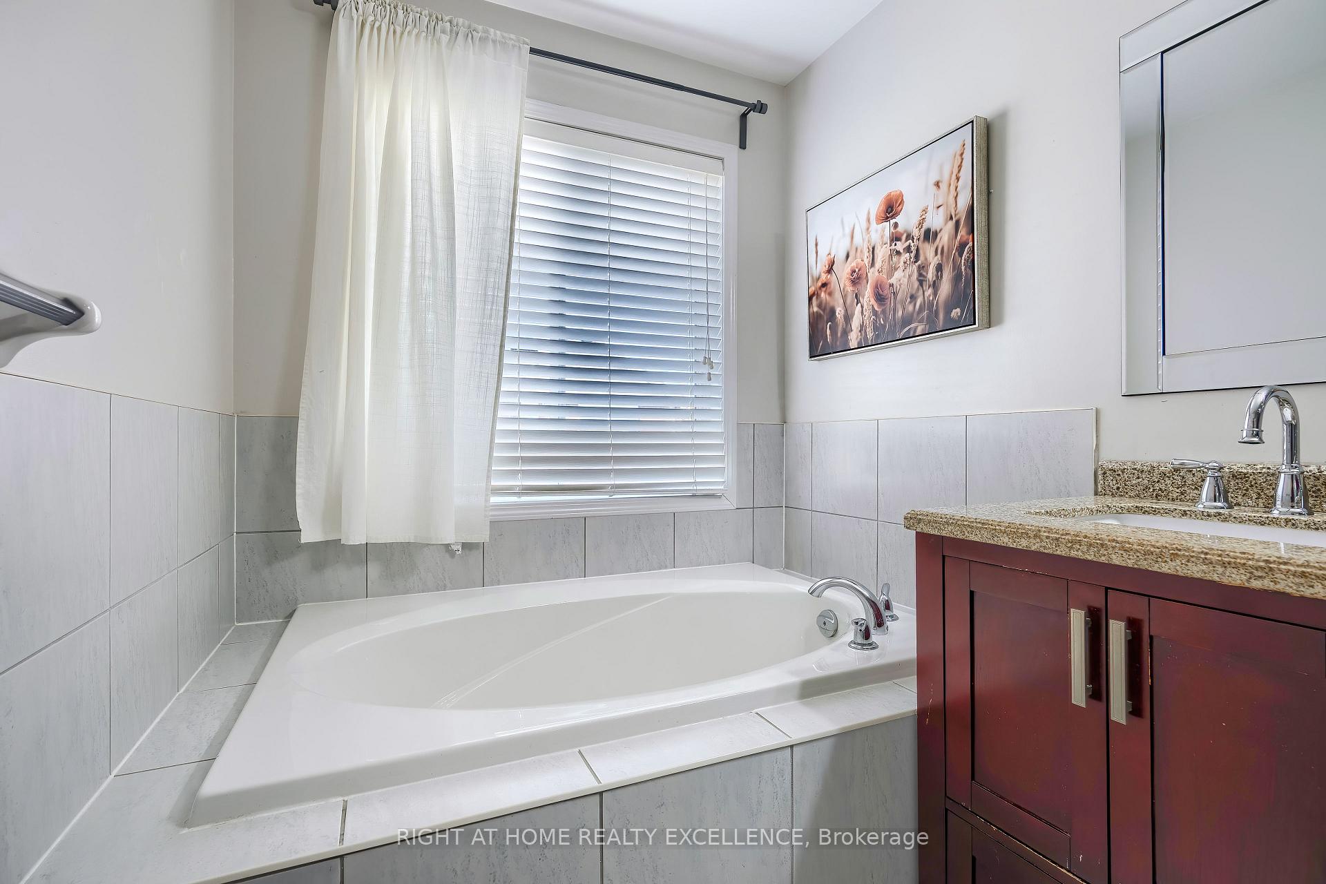 Photo 37 of 656 Brothers Crescent, Milton, Coates — HOMEH