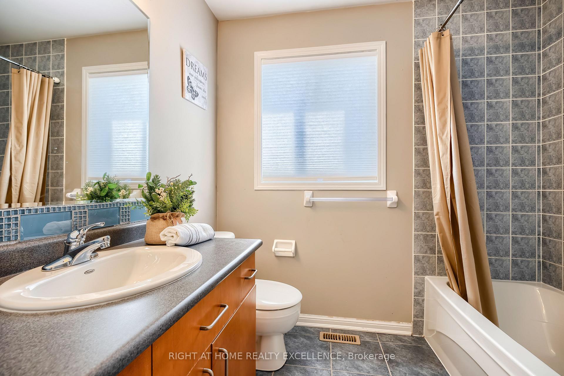 Photo 43 of 656 Brothers Crescent, Milton, Coates — HOMEH
