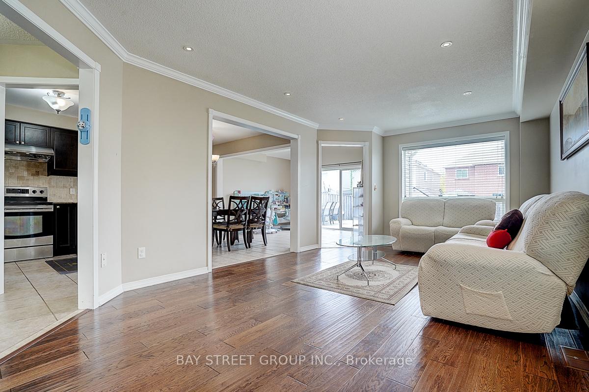 Photo 9 of 1322 Whitelaw Avenue, Oshawa, Pinecrest — HOMEH