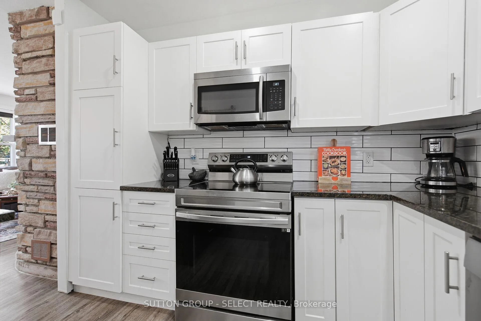 Photo 19 of 21069 Riverview Drive, Thames Centre, Rural Thames Centre — HOMEH