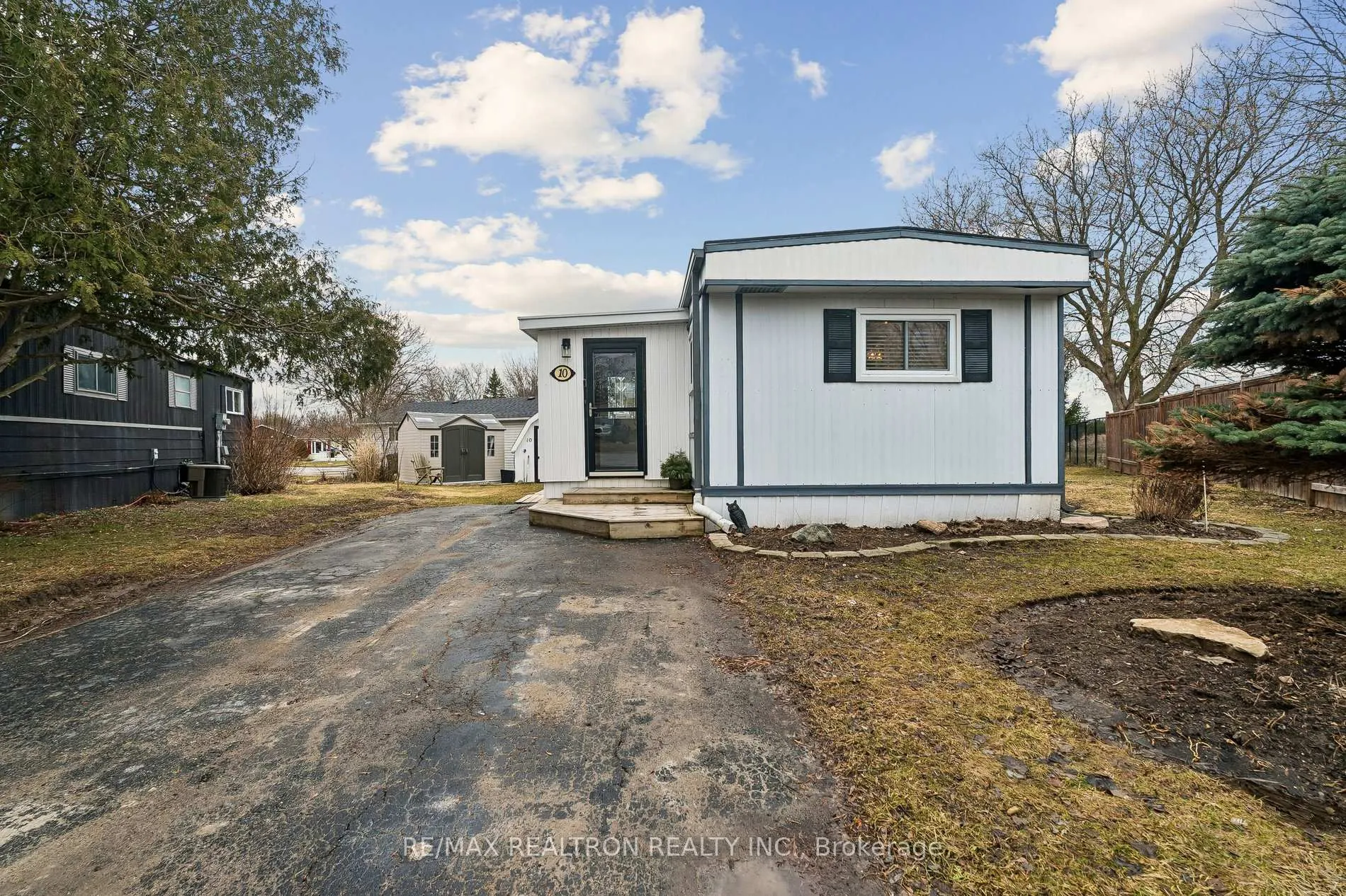 Photo 2 of 10 Pinecrest Circle, Innisfil, Cookstown — HOMEH