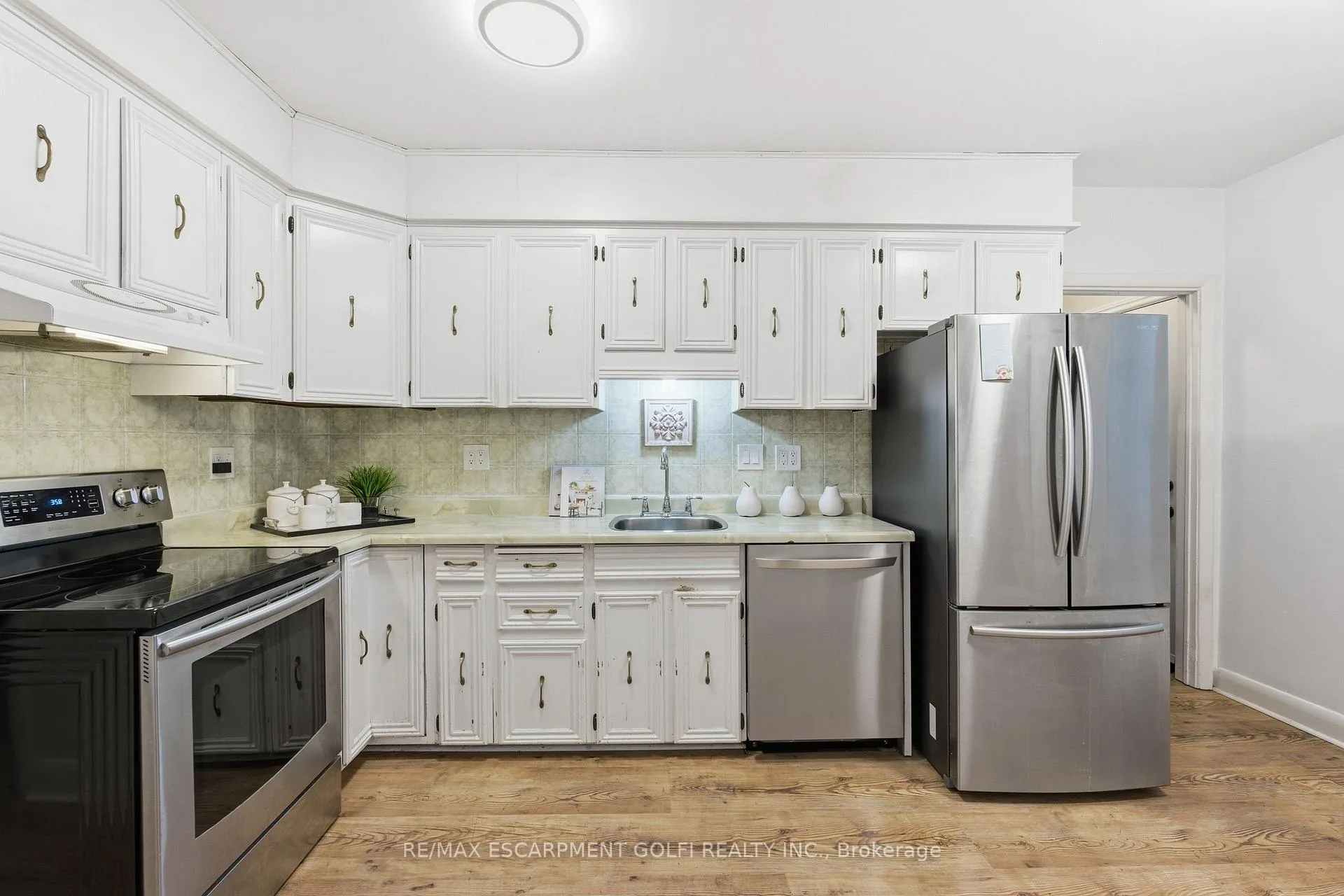Photo 9 of 149 West 28th Street, Hamilton, Westcliffe — HOMEH