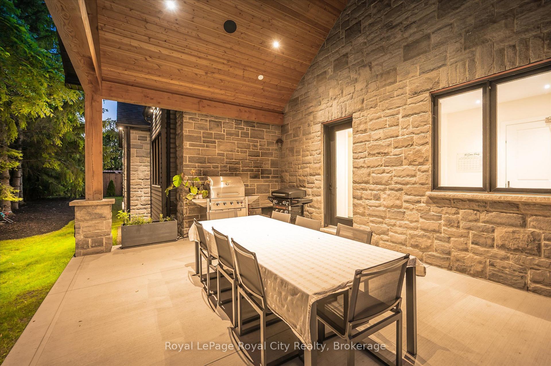 Photo 4 of 15 Farnham Road, Puslinch, Rural Puslinch East — HOMEH
