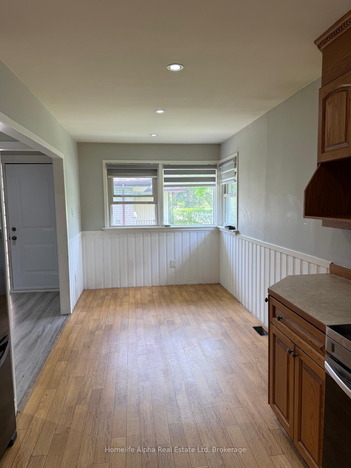 Photo 3 of 900 Barnardo Avenue, Peterborough, Northcrest Ward 5 — HOMEH