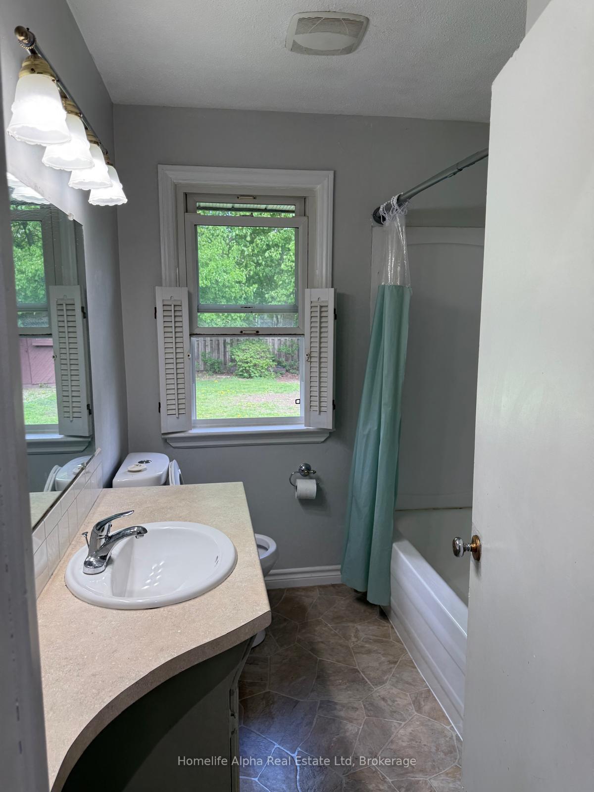 Photo 11 of 900 Barnardo Avenue, Peterborough, Northcrest Ward 5 — HOMEH