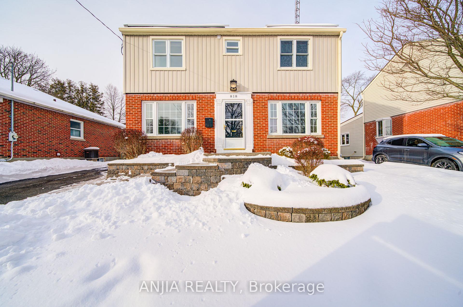 Front of 818 Masson Street