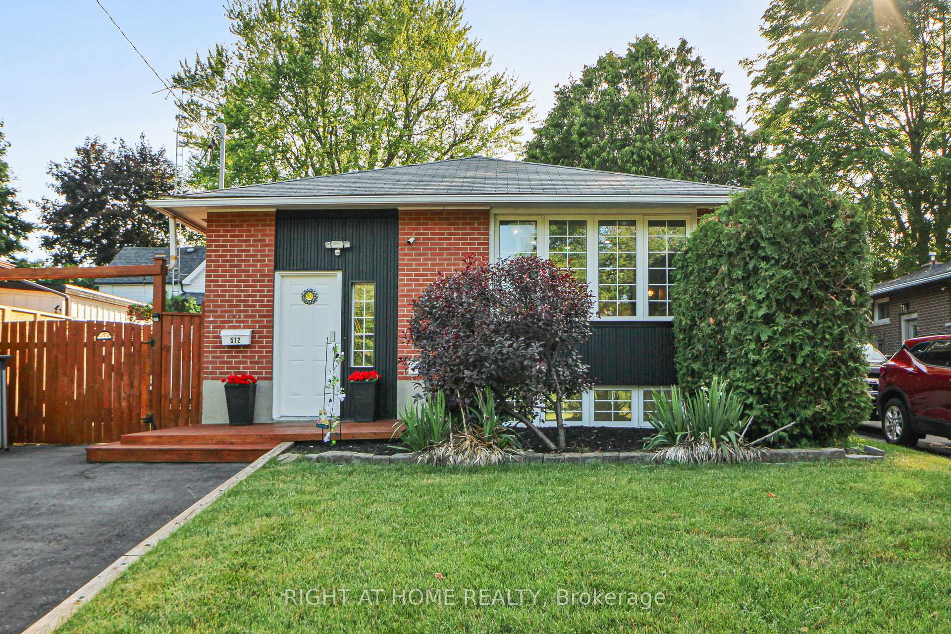 Front of 512 Oshawa Boulevard N