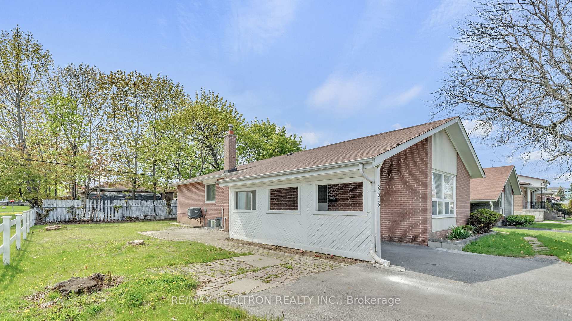Photo 3 of Unit Main, 898 Modlin Road, Pickering, Bay Ridges — HOMEH