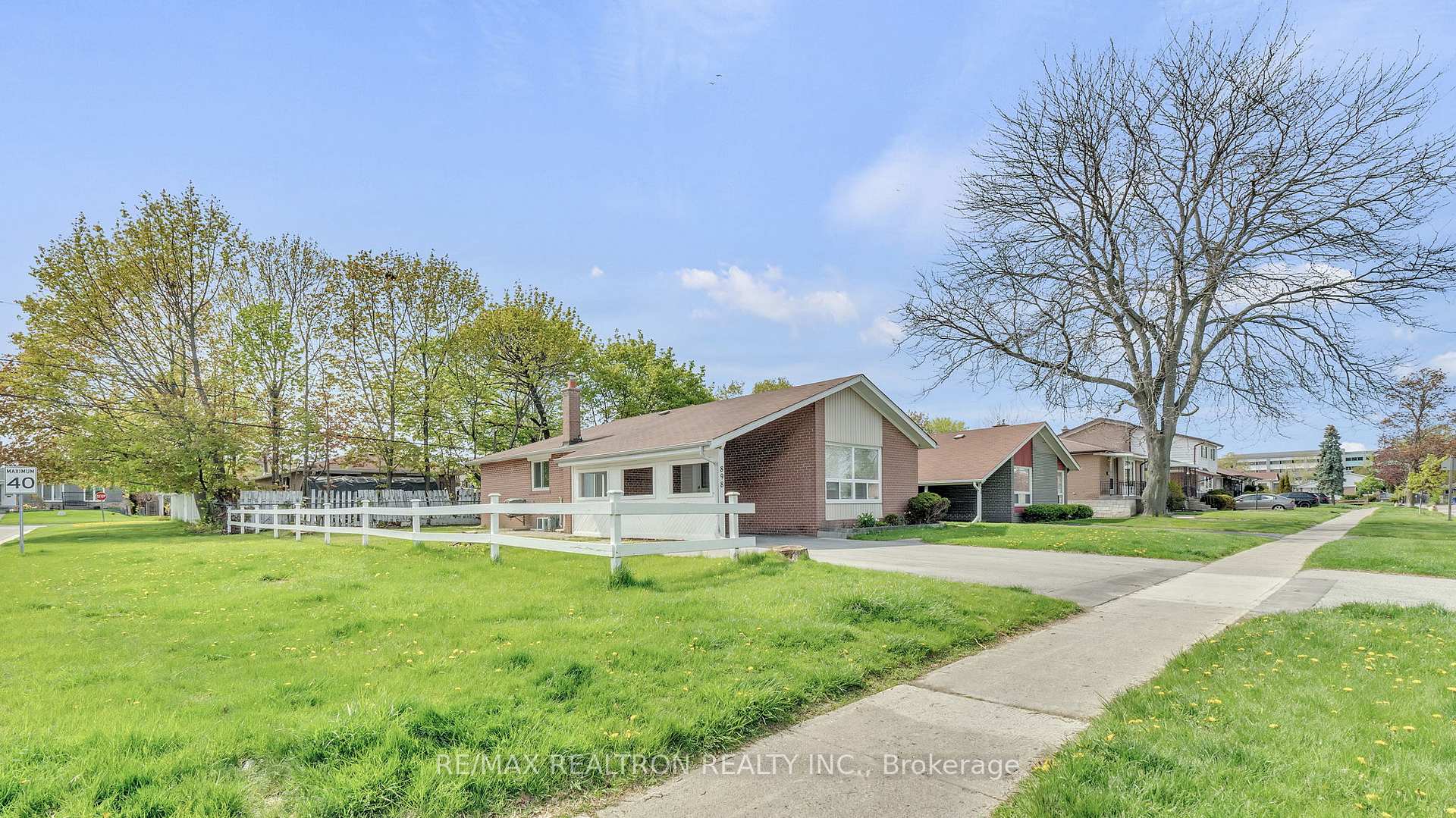 Photo 4 of Unit Main, 898 Modlin Road, Pickering, Bay Ridges — HOMEH