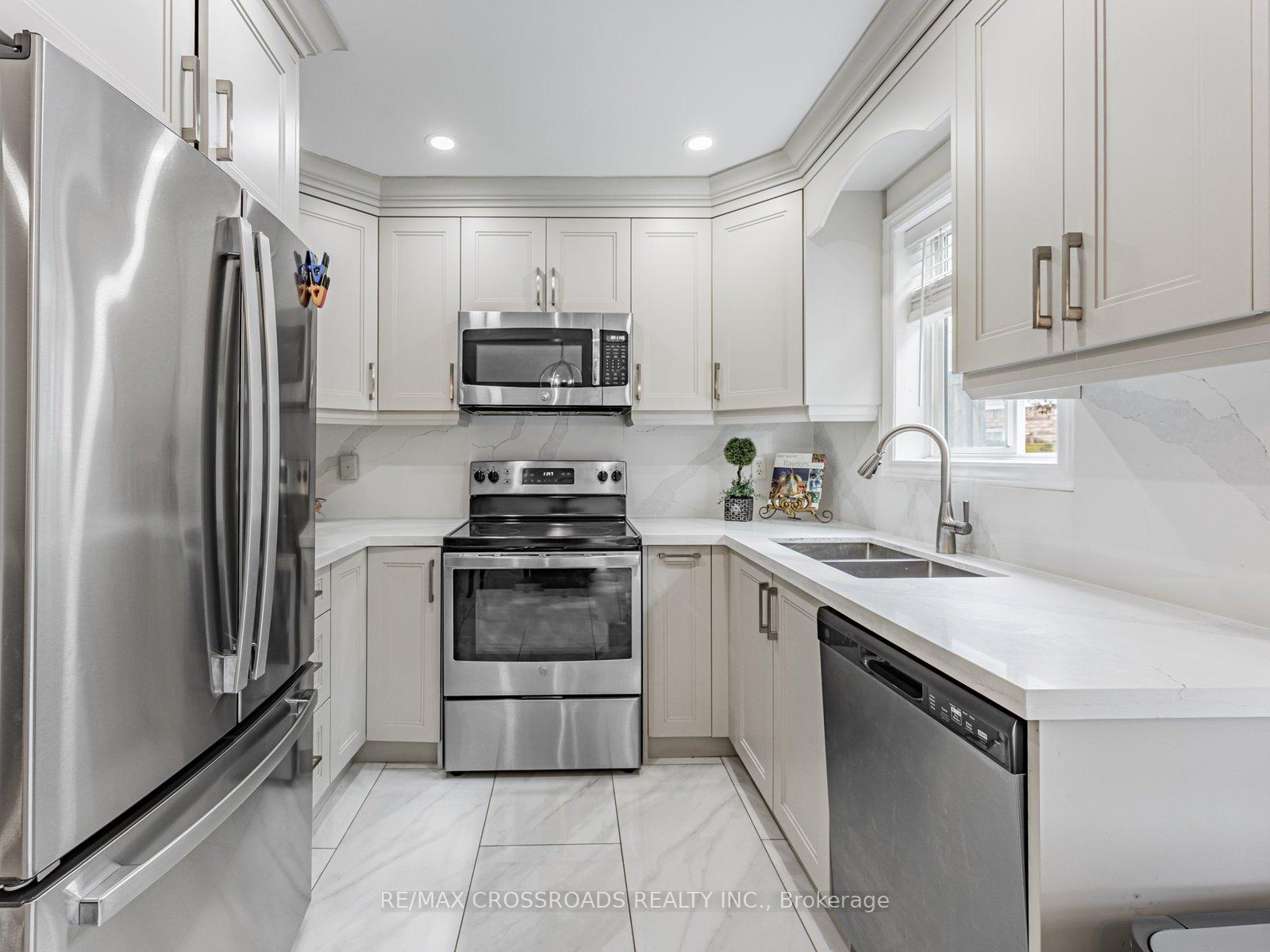 Photo 12 of 432 Sparrow Circle, Pickering, Highbush — HOMEH