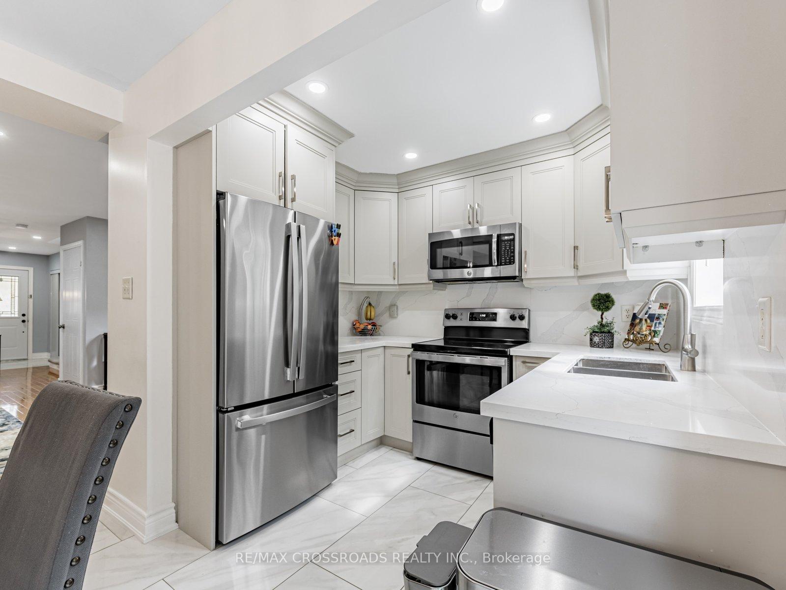 Photo 13 of 432 Sparrow Circle, Pickering, Highbush — HOMEH