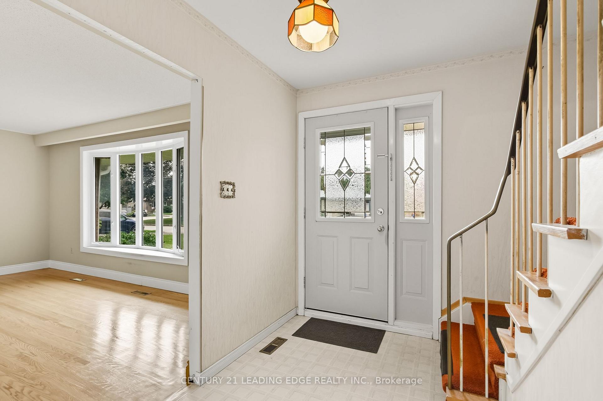 Photo 8 of 926 Marinet Crescent, Pickering, West Shore — HOMEH