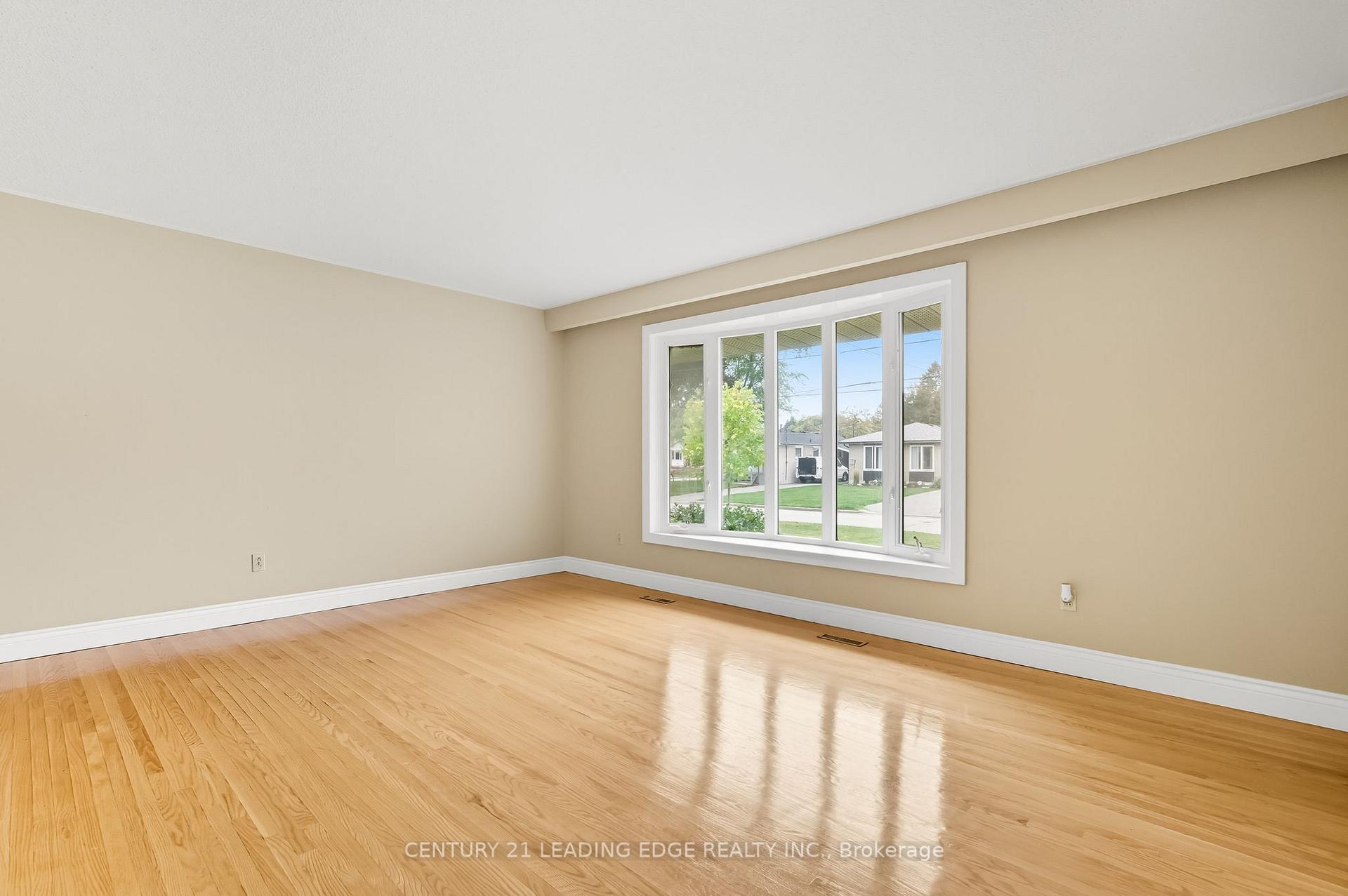 Photo 9 of 926 Marinet Crescent, Pickering, West Shore — HOMEH