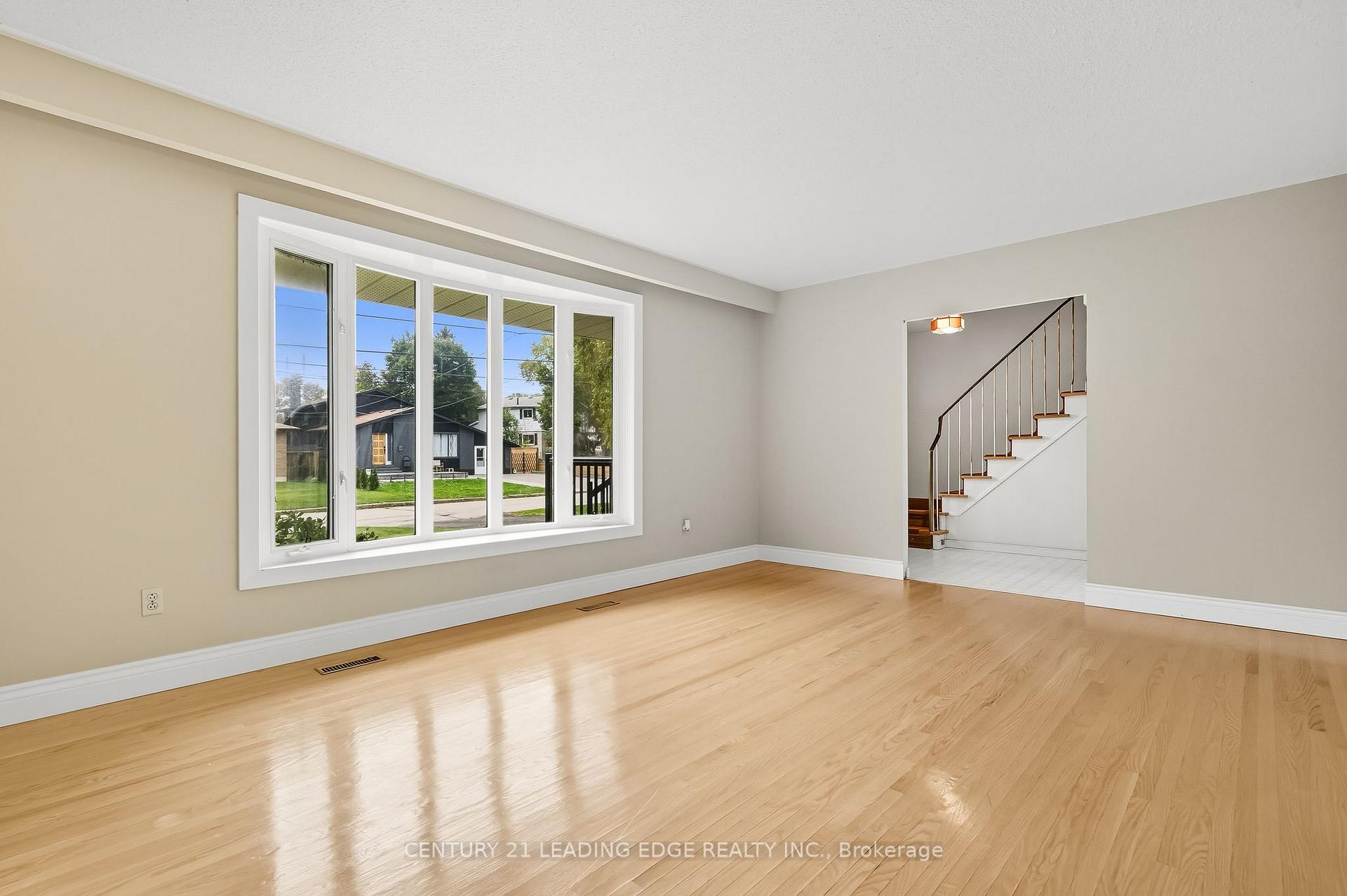 Photo 10 of 926 Marinet Crescent, Pickering, West Shore — HOMEH