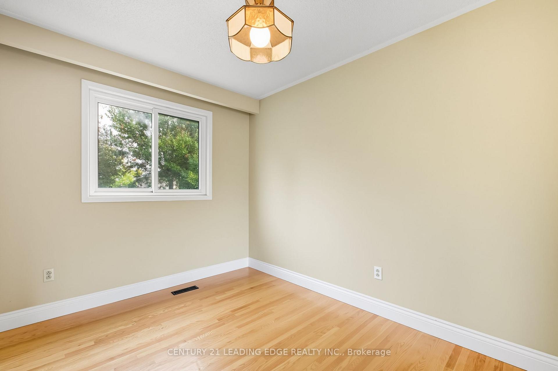Photo 12 of 926 Marinet Crescent, Pickering, West Shore — HOMEH