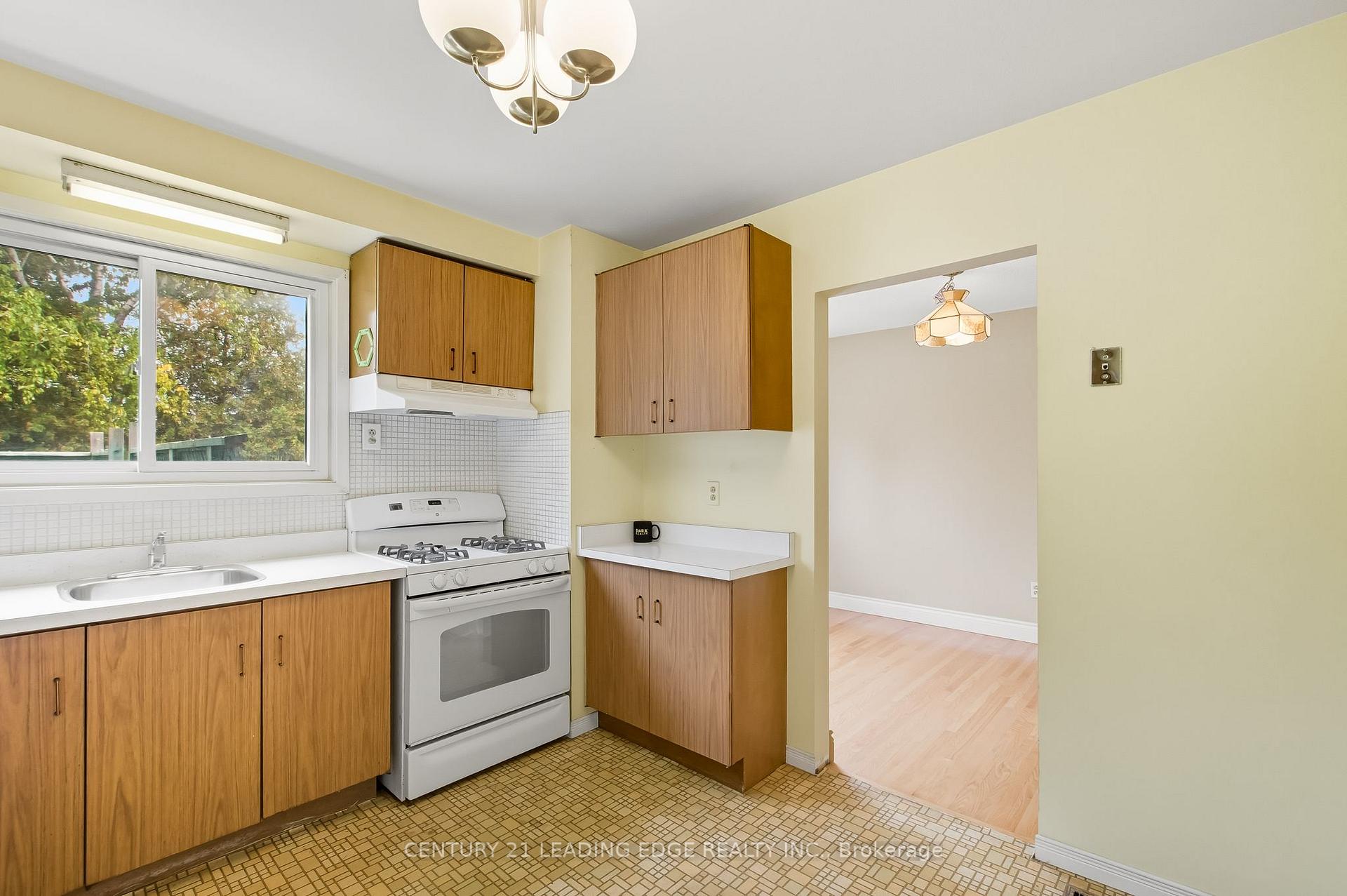 Photo 15 of 926 Marinet Crescent, Pickering, West Shore — HOMEH
