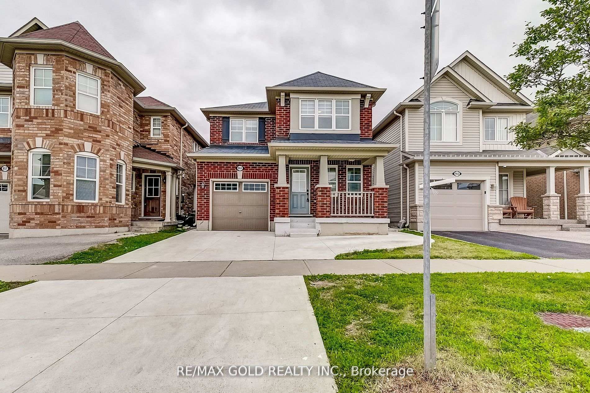 Front of 961 Asleton Boulevard