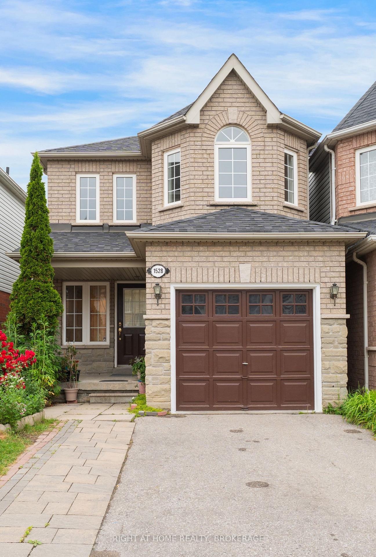 Photo 1 of 1528 Avonmore Square N, Pickering, Town Centre — HOMEH