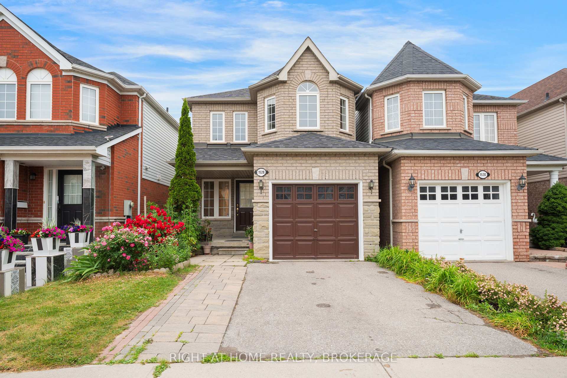 Photo 2 of 1528 Avonmore Square N, Pickering, Town Centre — HOMEH