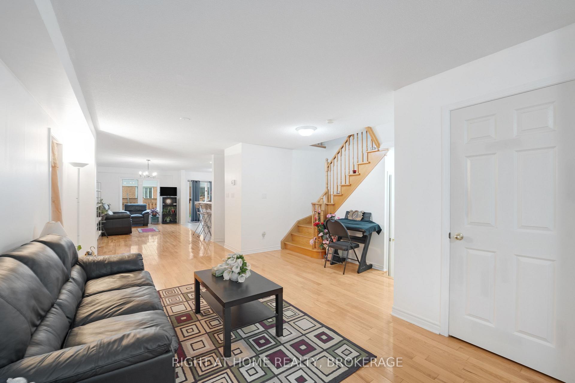 Photo 4 of 1528 Avonmore Square N, Pickering, Town Centre — HOMEH