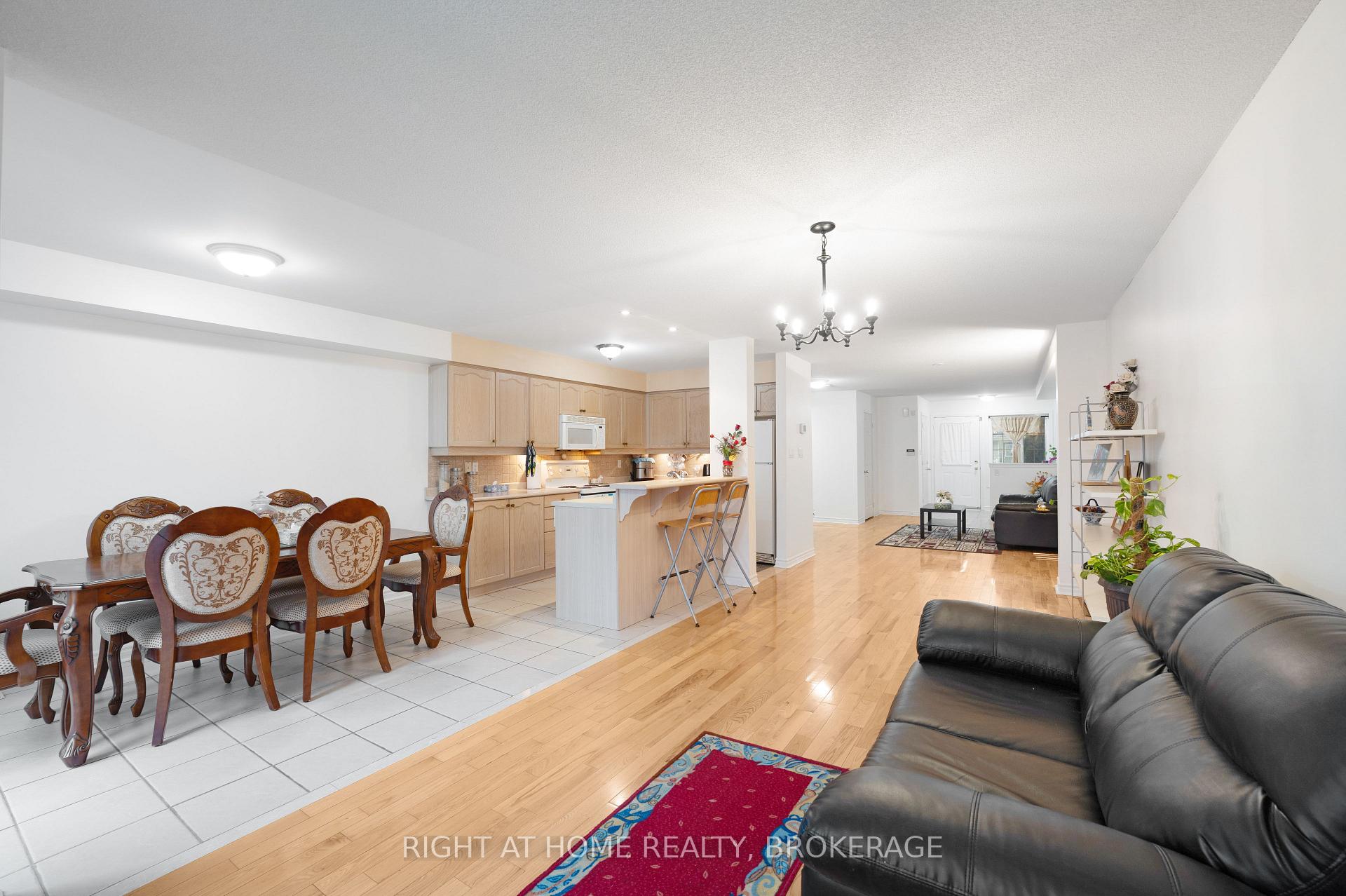 Photo 5 of 1528 Avonmore Square N, Pickering, Town Centre — HOMEH