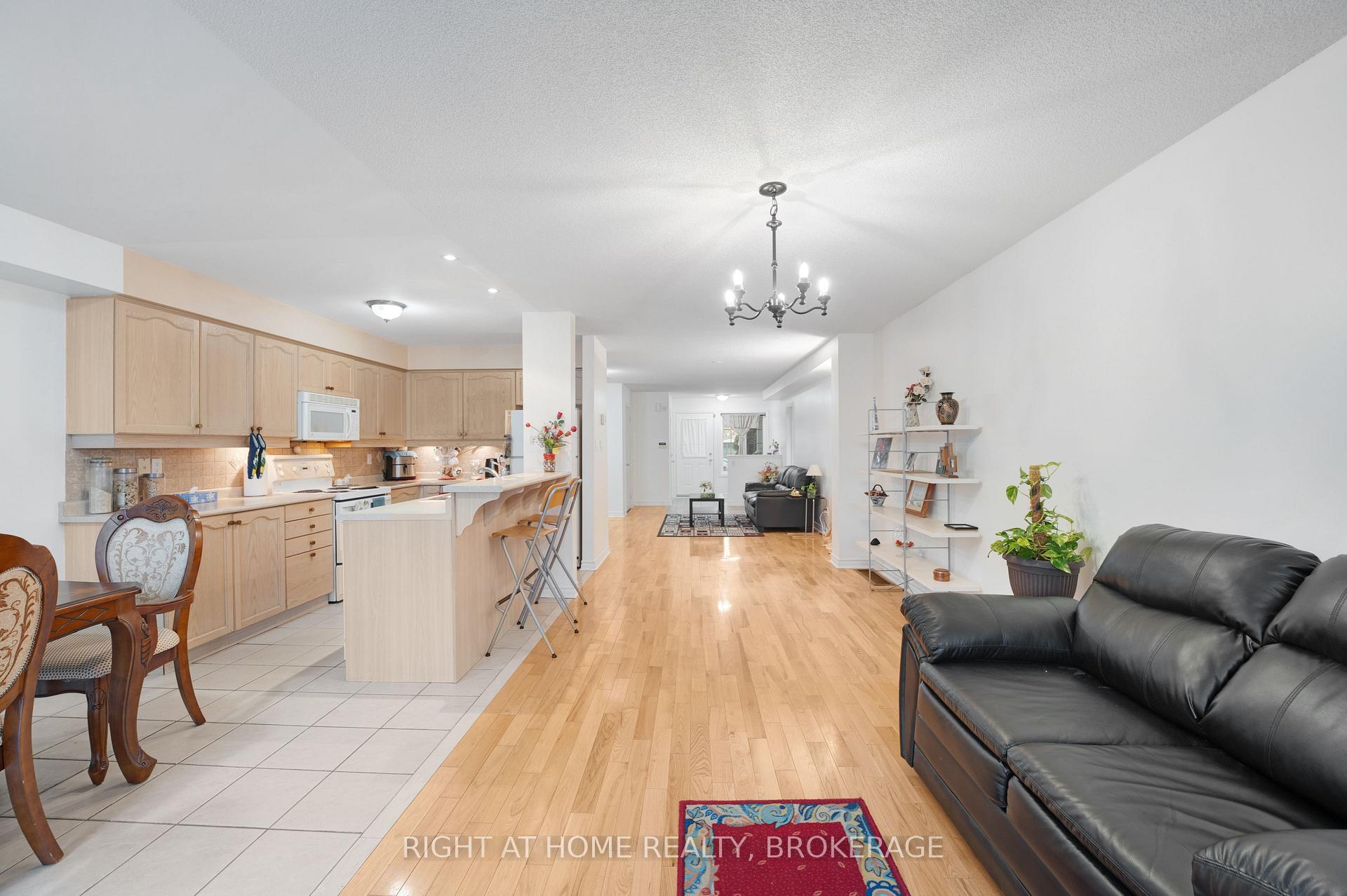 Photo 6 of 1528 Avonmore Square N, Pickering, Town Centre — HOMEH