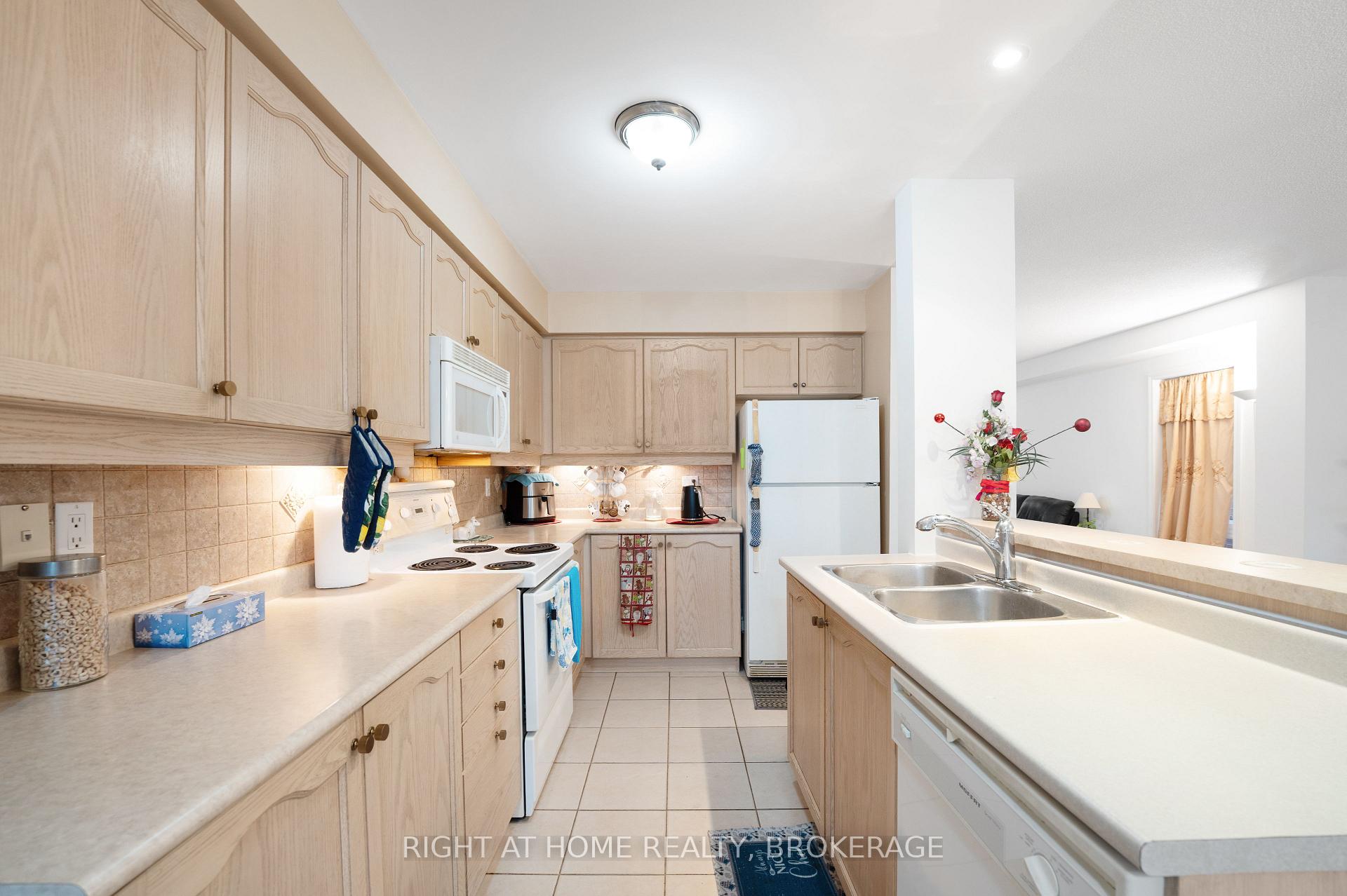 Photo 8 of 1528 Avonmore Square N, Pickering, Town Centre — HOMEH