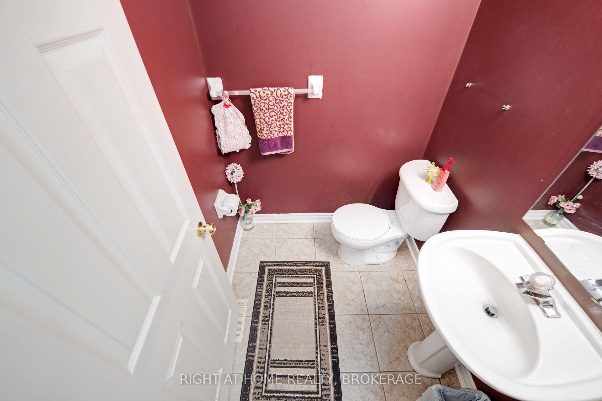 Photo 10 of 1528 Avonmore Square N, Pickering, Town Centre — HOMEH