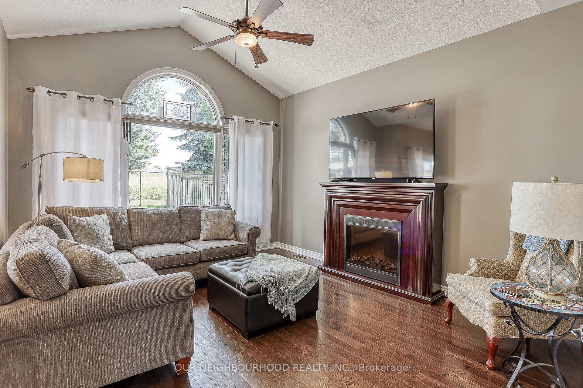 Photo 6 of 1152 Glenbourne Drive, Oshawa, Pinecrest — HOMEH