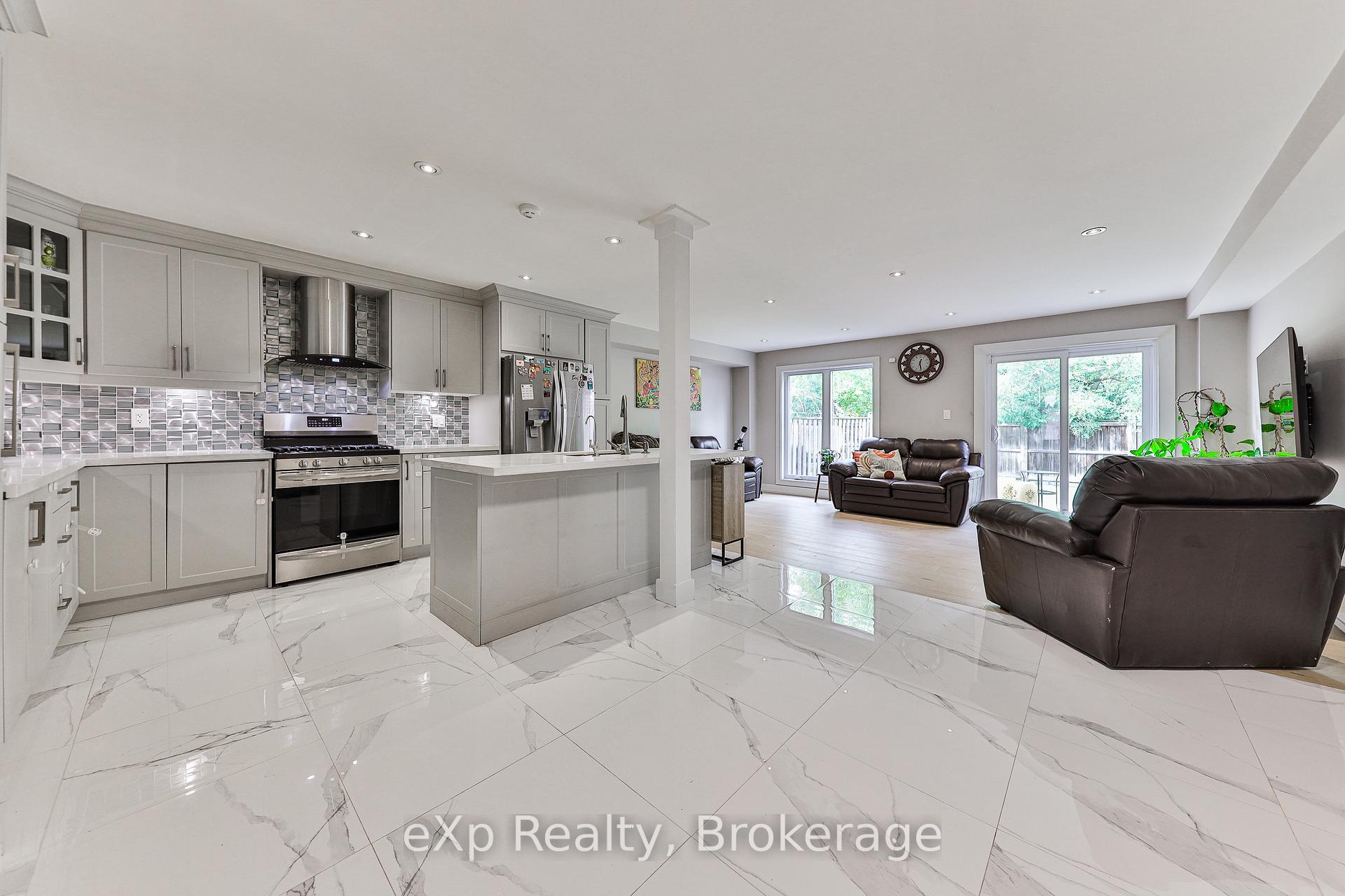 Photo 2 of 765 Sunbird Trail, Pickering, Amberlea — HOMEH
