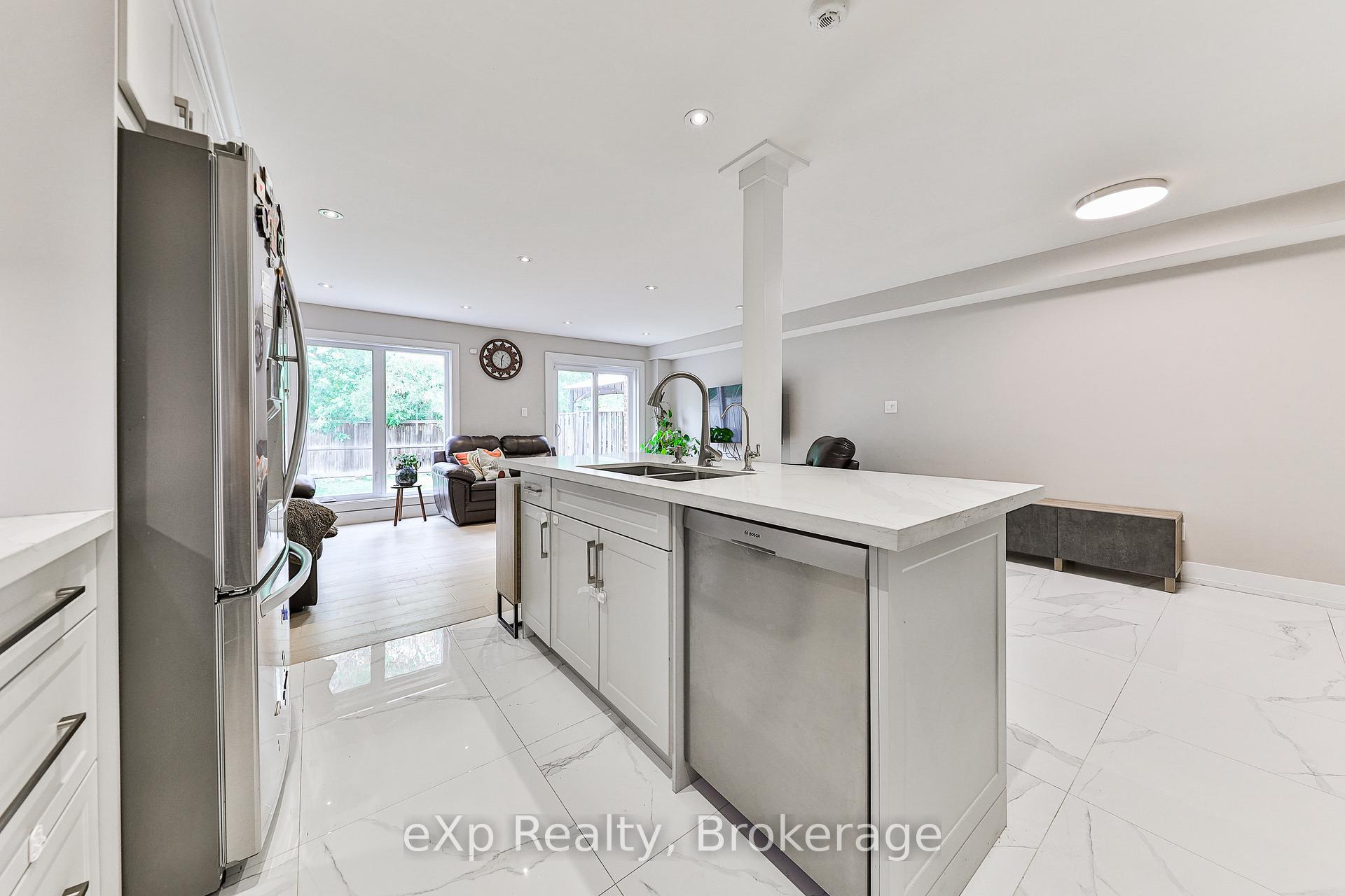 Photo 4 of 765 Sunbird Trail, Pickering, Amberlea — HOMEH