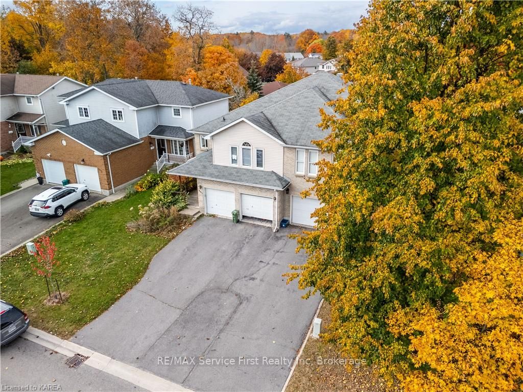Front of 995 Waterbury Crescent