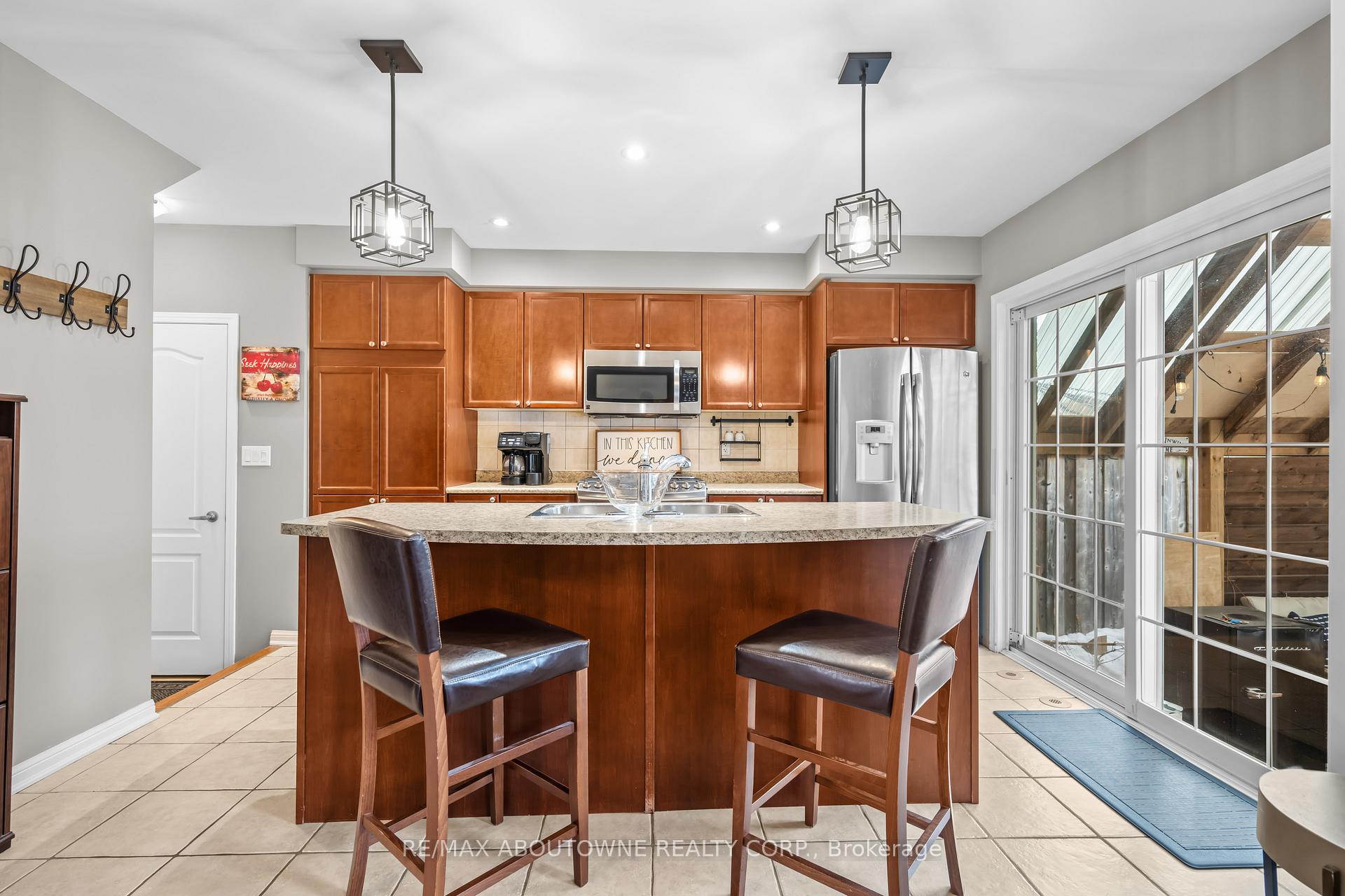 Photo 8 of 889 Zelinsky Crescent, Milton, Coates — HOMEH