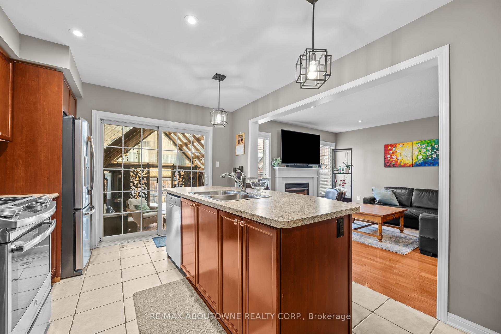 Photo 9 of 889 Zelinsky Crescent, Milton, Coates — HOMEH