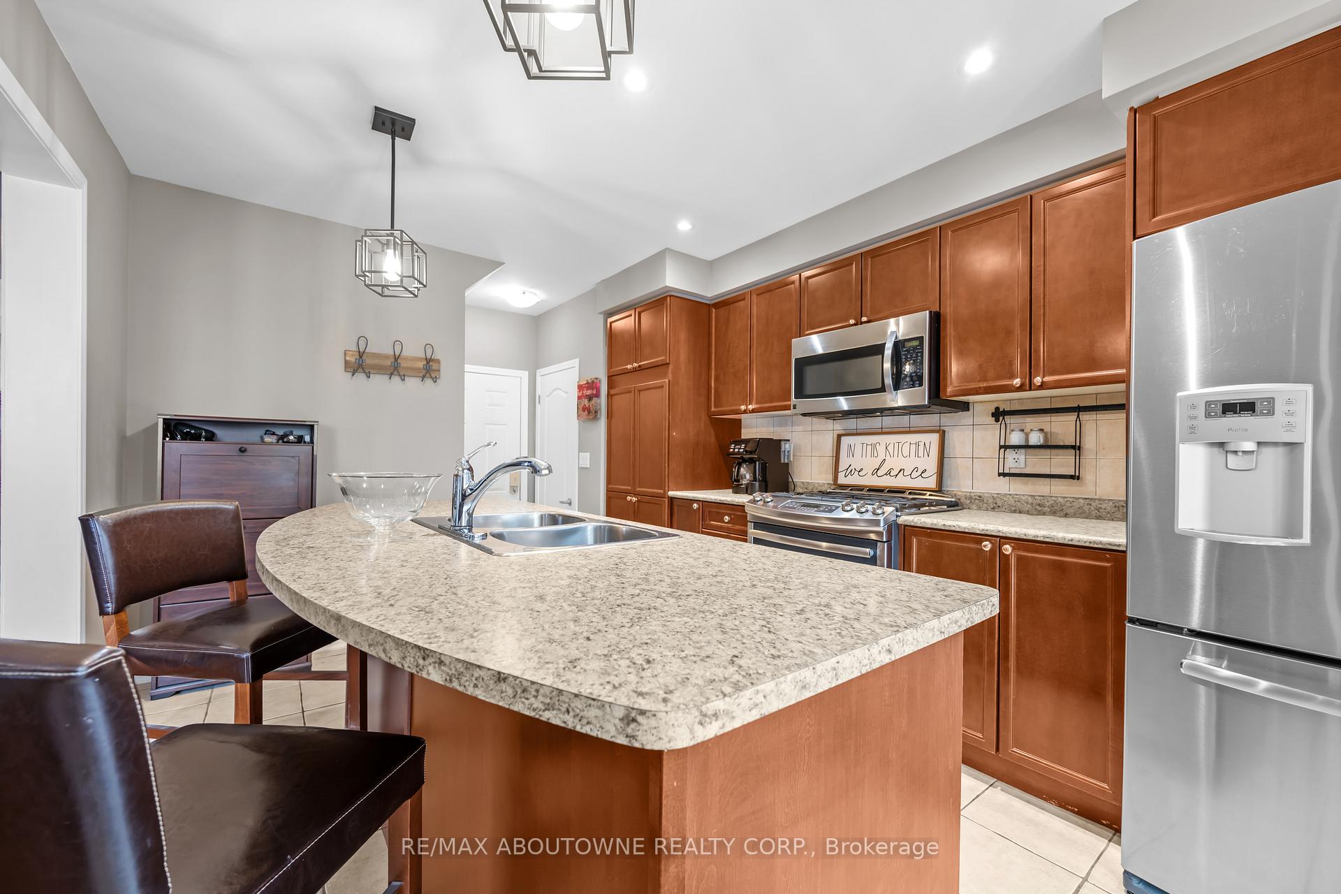 Photo 10 of 889 Zelinsky Crescent, Milton, Coates — HOMEH