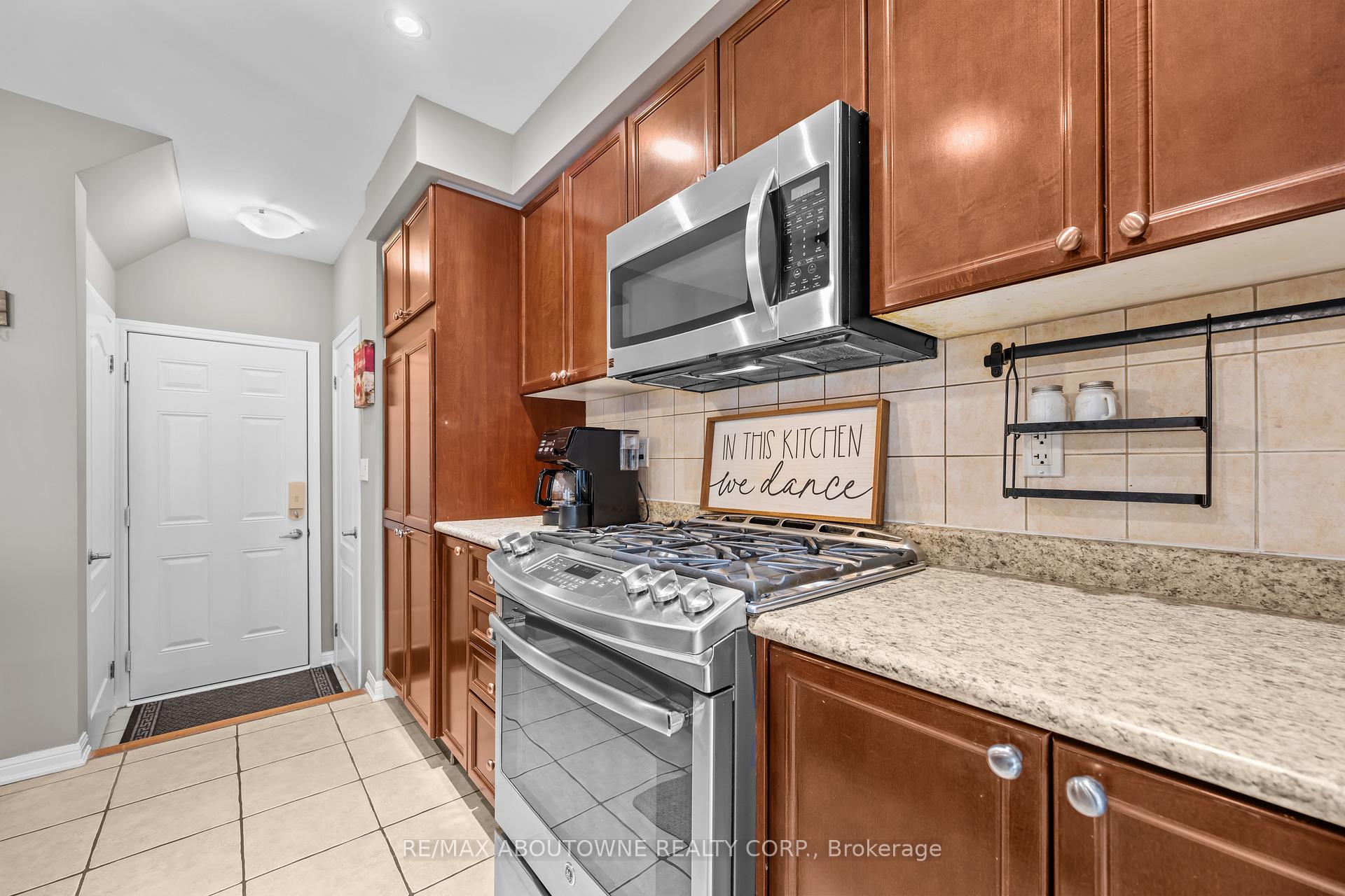 Photo 11 of 889 Zelinsky Crescent, Milton, Coates — HOMEH