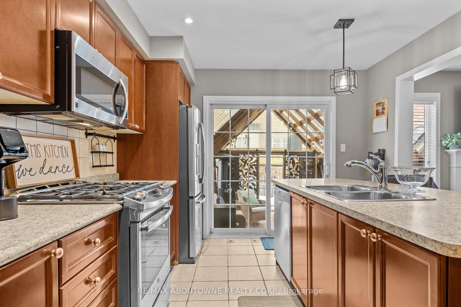 Photo 12 of 889 Zelinsky Crescent, Milton, Coates — HOMEH