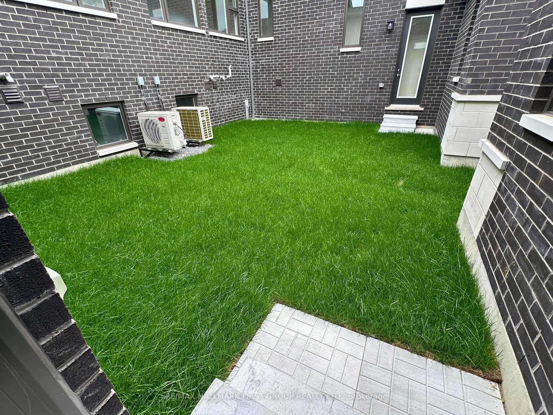 Photo 20 of 985 Crowsnest Hollow, Pickering, Rural Pickering — HOMEH