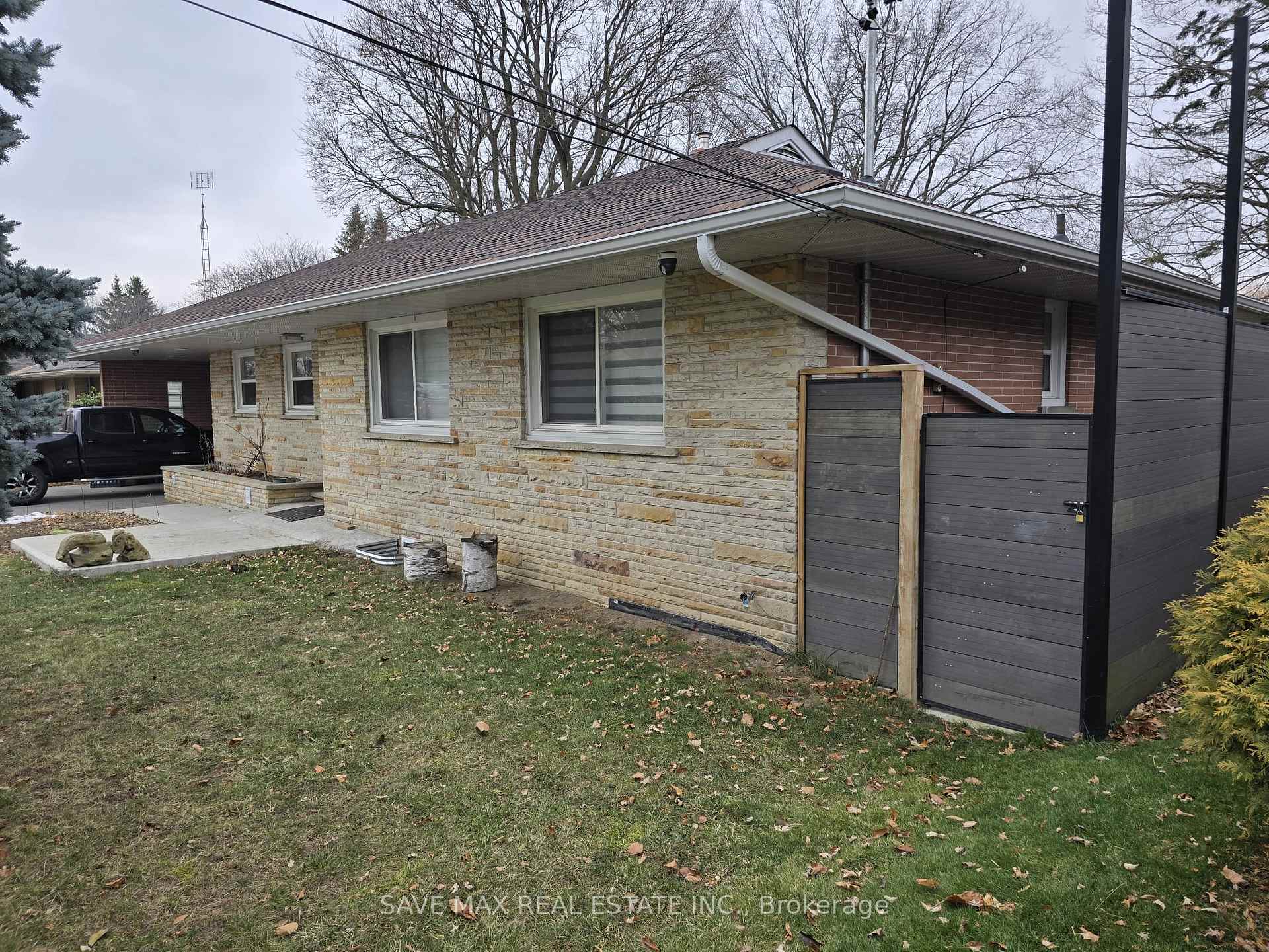 Photo 2 of 984 Mohawk Street, Oshawa, Centennial — HOMEH