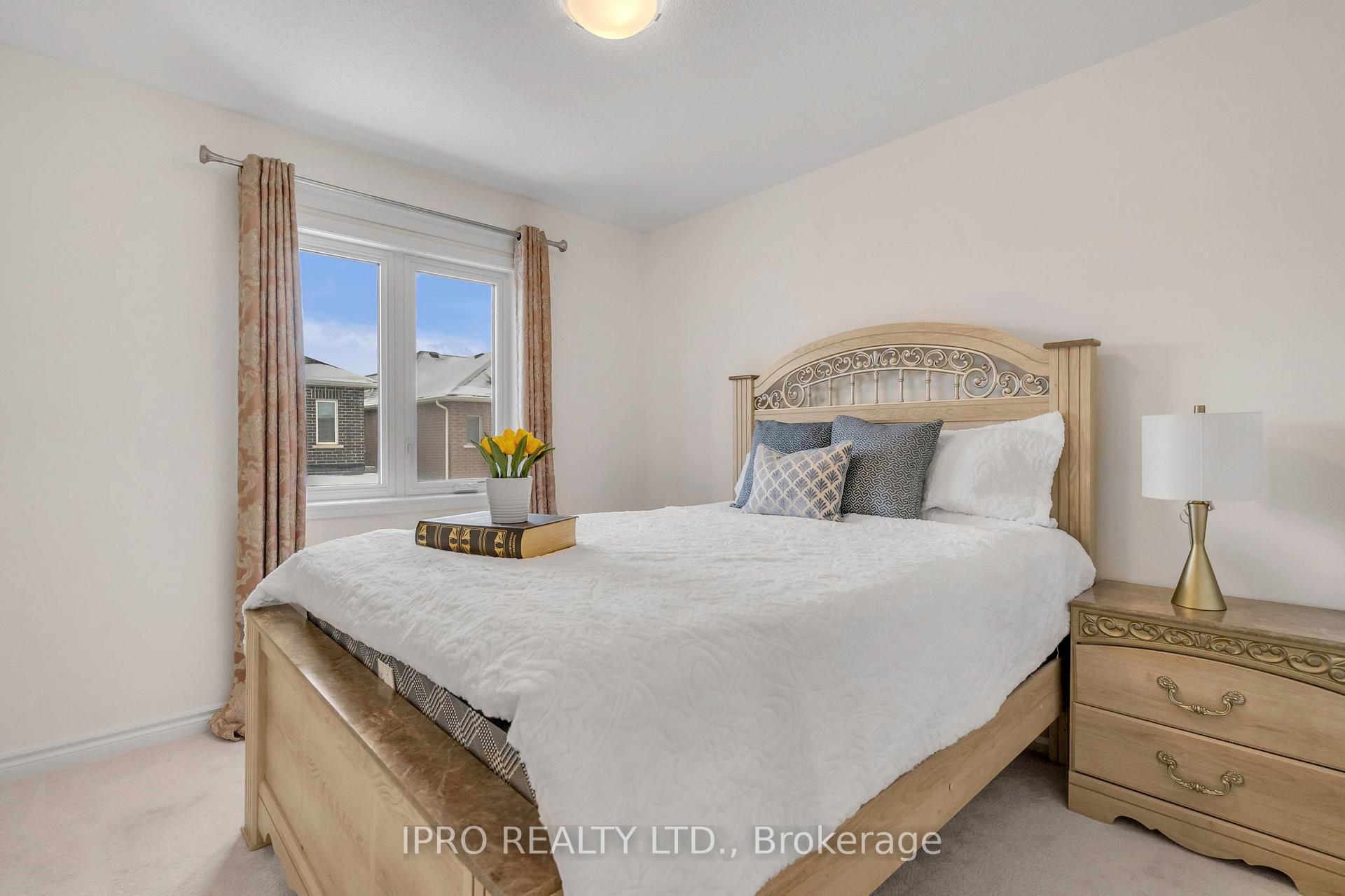 Photo 35 of 1358 Sycamore Gardens E, Milton, Cobban — HOMEH