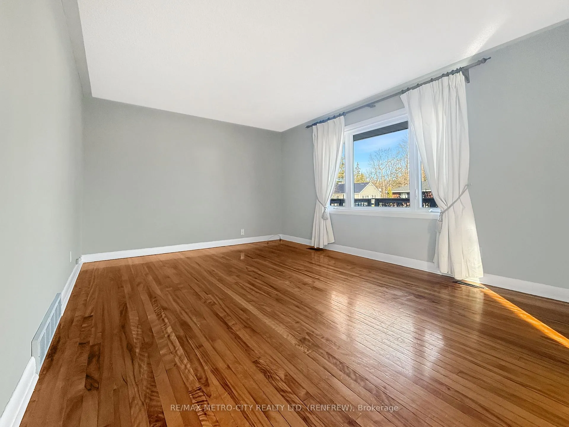Photo 4 of 64 Mclean Street, Renfrew — HOMEH