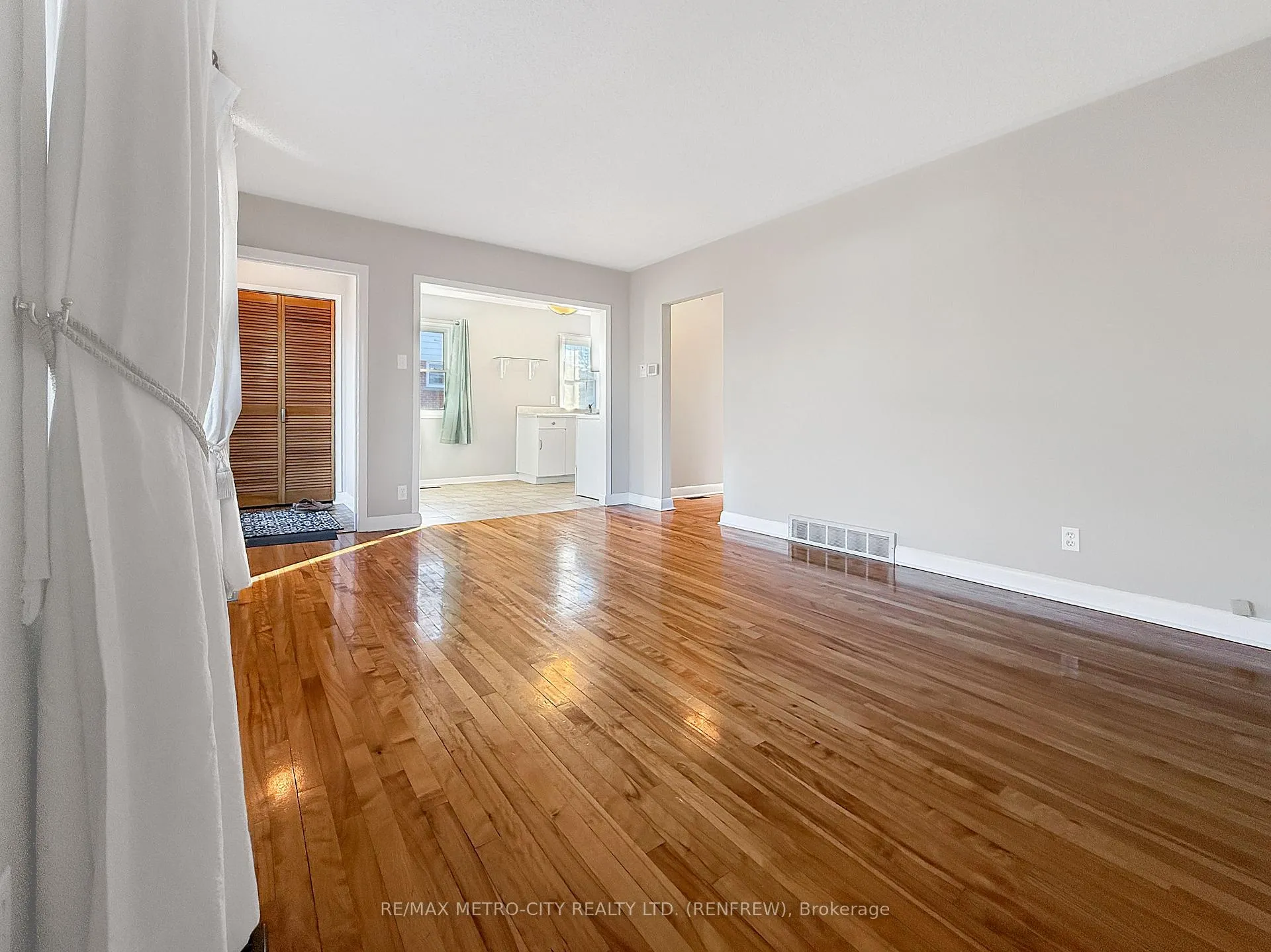 Photo 5 of 64 Mclean Street, Renfrew — HOMEH