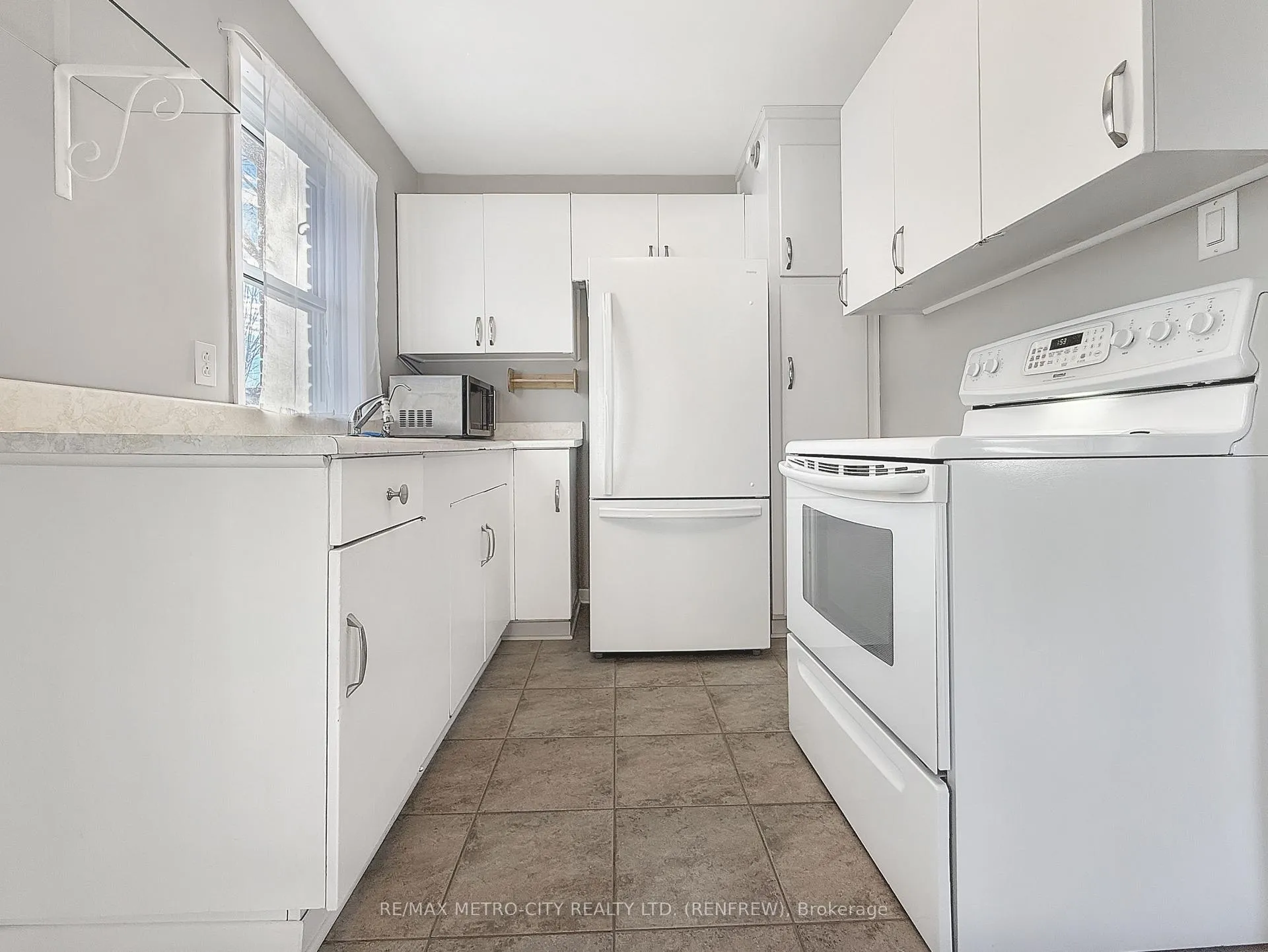 Photo 6 of 64 Mclean Street, Renfrew — HOMEH
