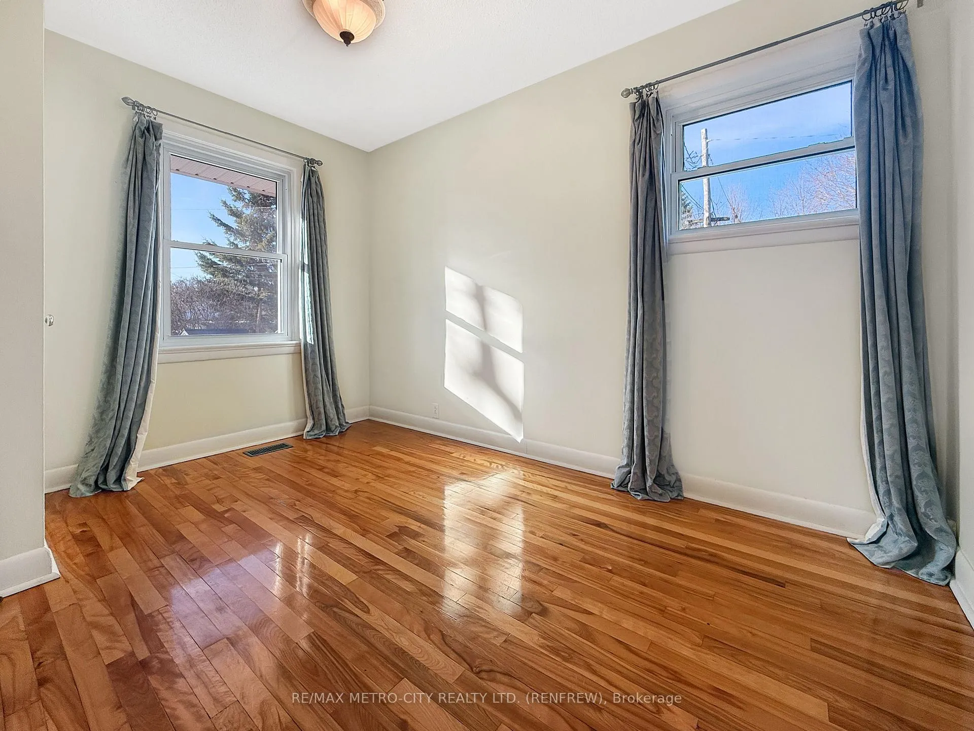 Photo 8 of 64 Mclean Street, Renfrew — HOMEH
