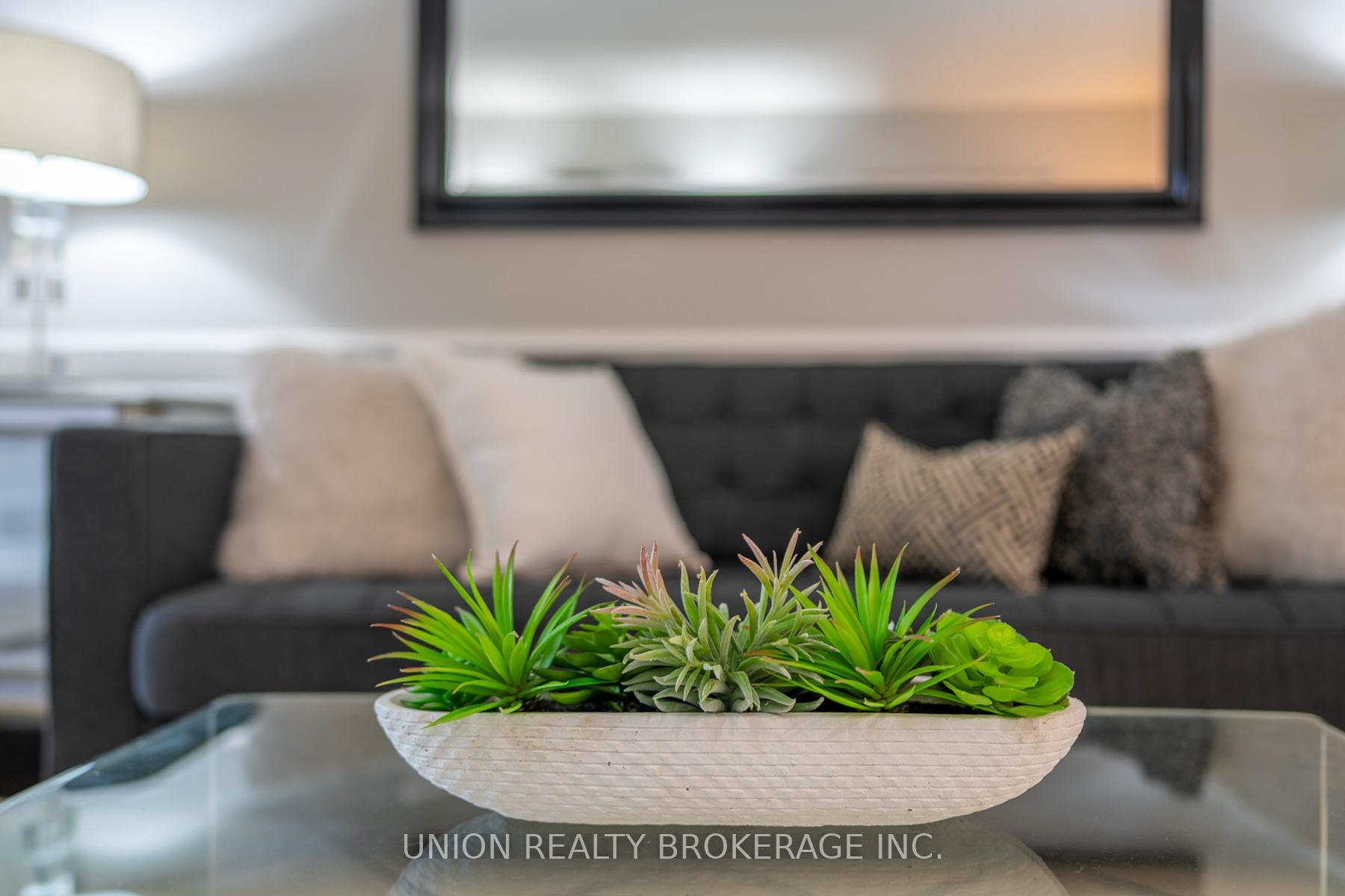 Photo 5 of 1022 Benton Crescent, Pickering, Liverpool — HOMEH