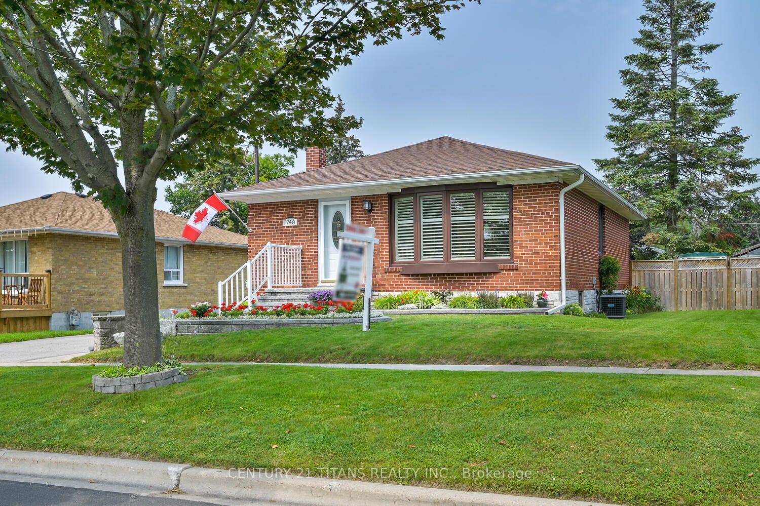 Front of 748 Lakeview Avenue S