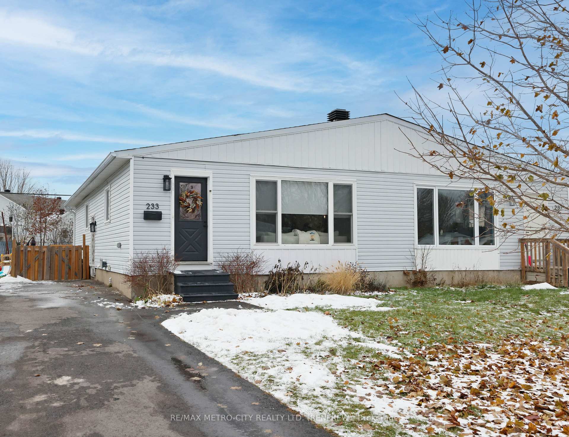 Photo 1 of 233 Airth Boulevard W, Renfrew — HOMEH