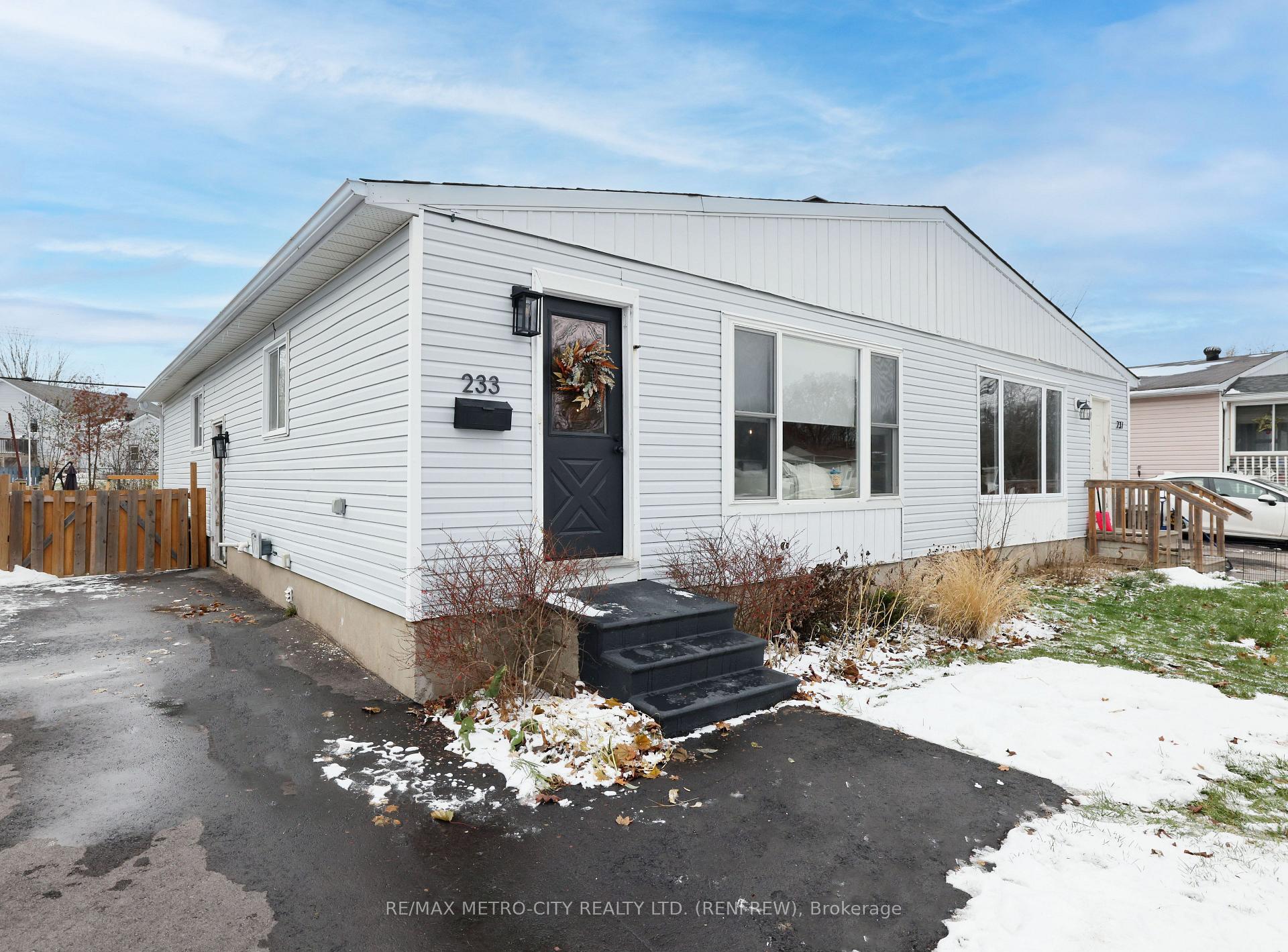 Photo 2 of 233 Airth Boulevard W, Renfrew — HOMEH